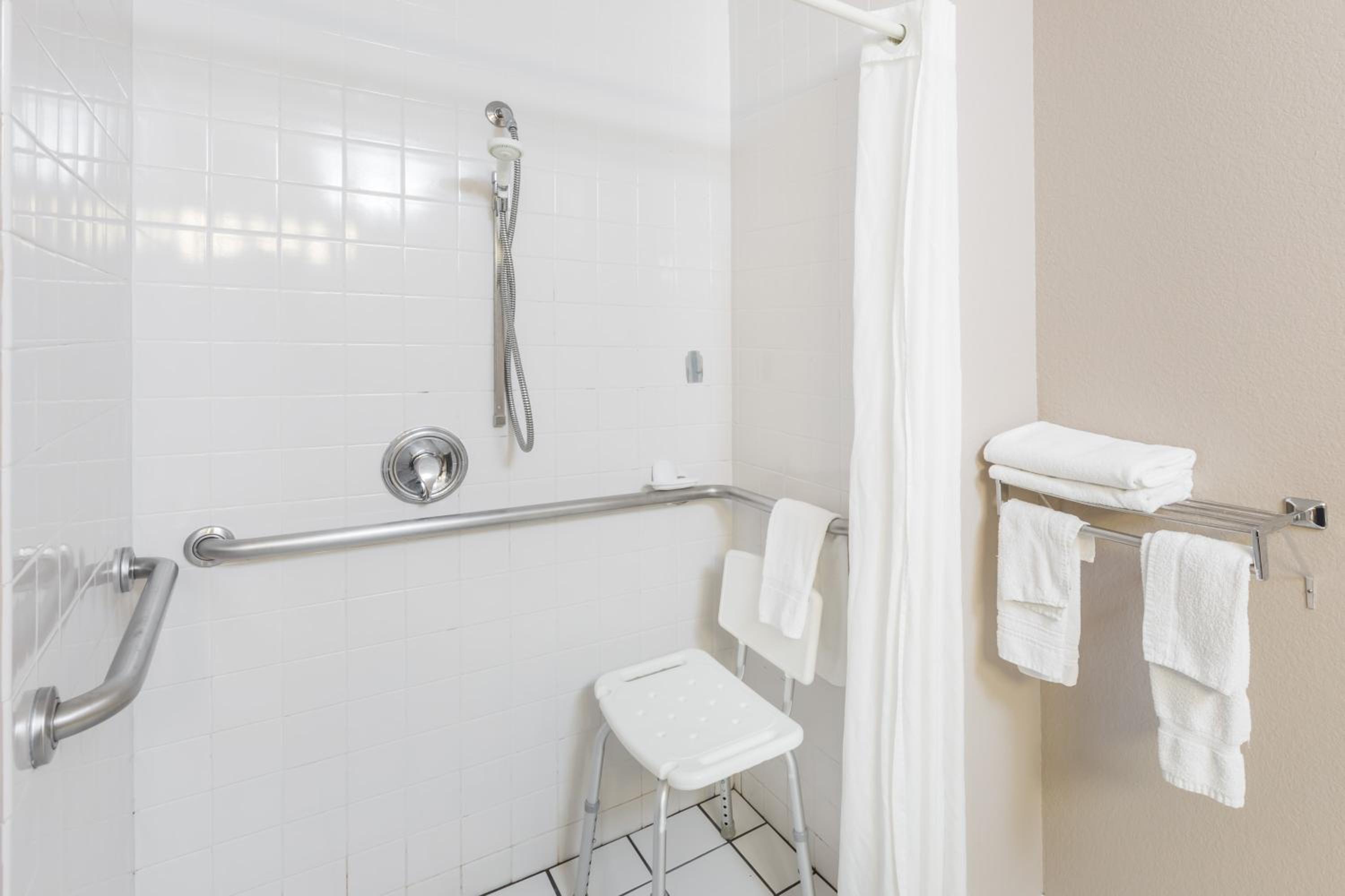 Queen Room - Mobility Access/Non-Smoking - Photo 3