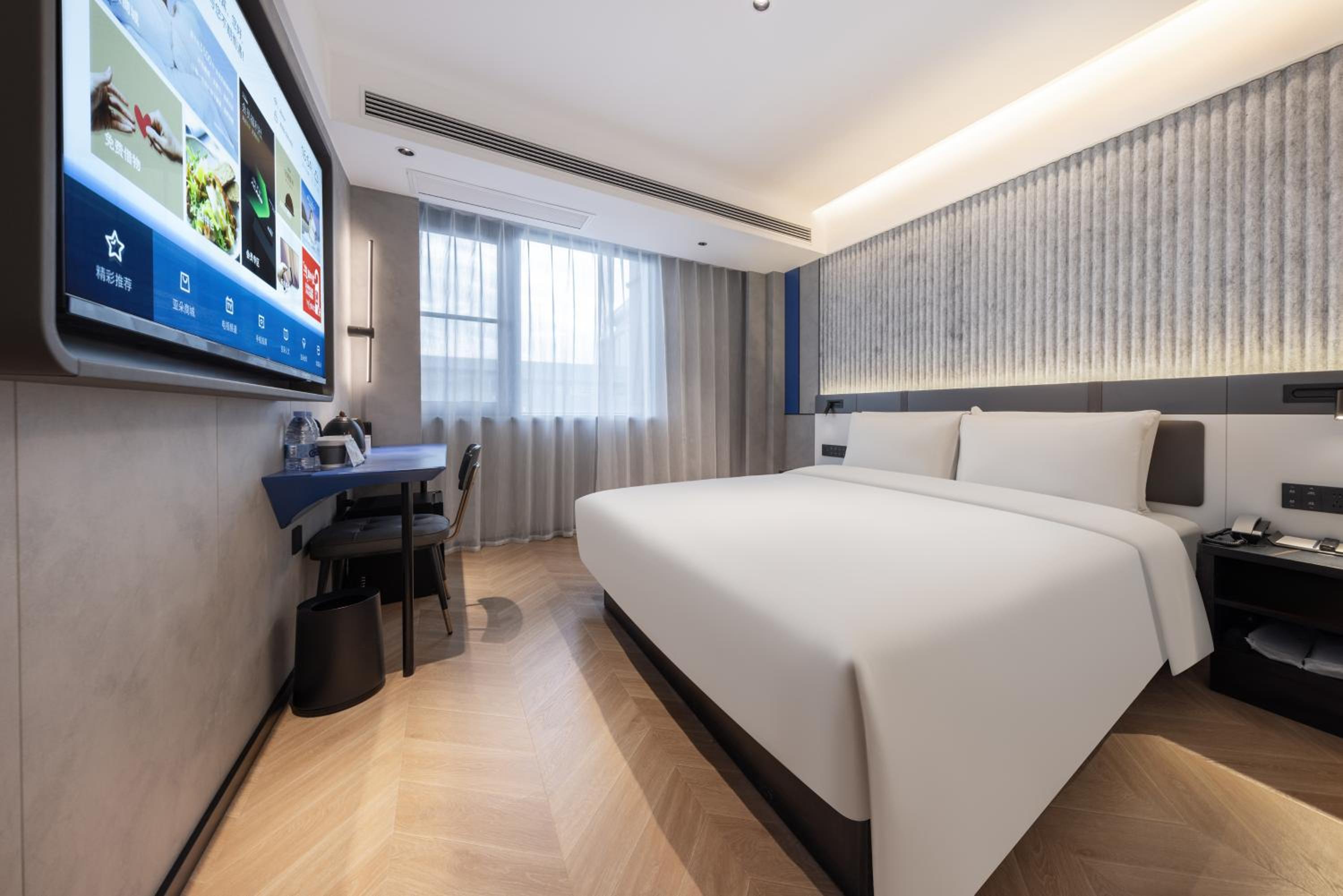 Standard Queen Room