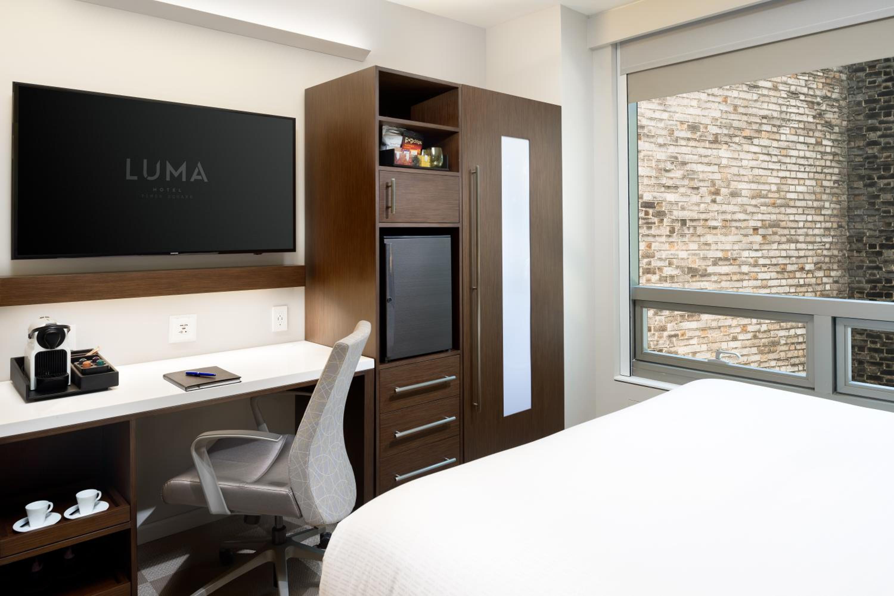 Urban King Bed Studio - Accessible Bathtub photo 3