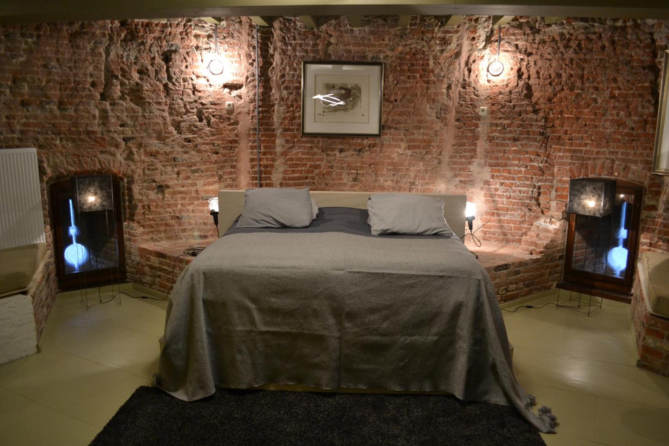 Family Room with Private Bathroom - Photo 8