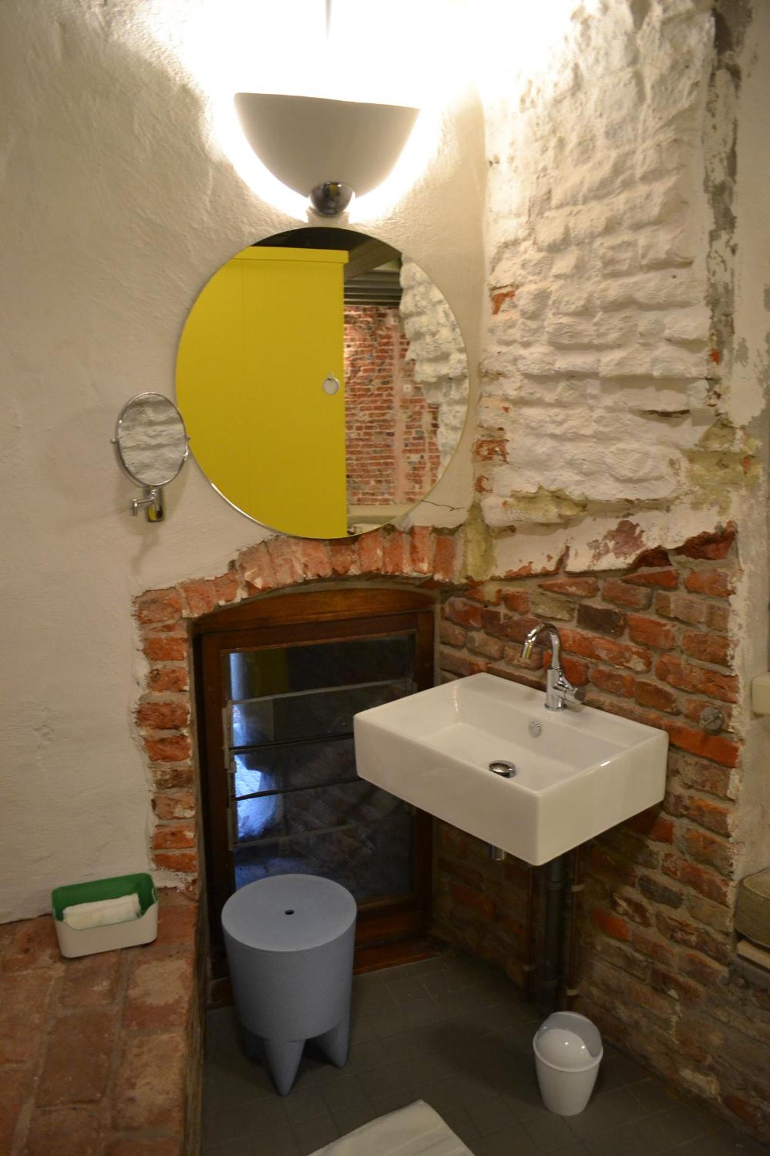 Family Room with Private Bathroom - Photo 3