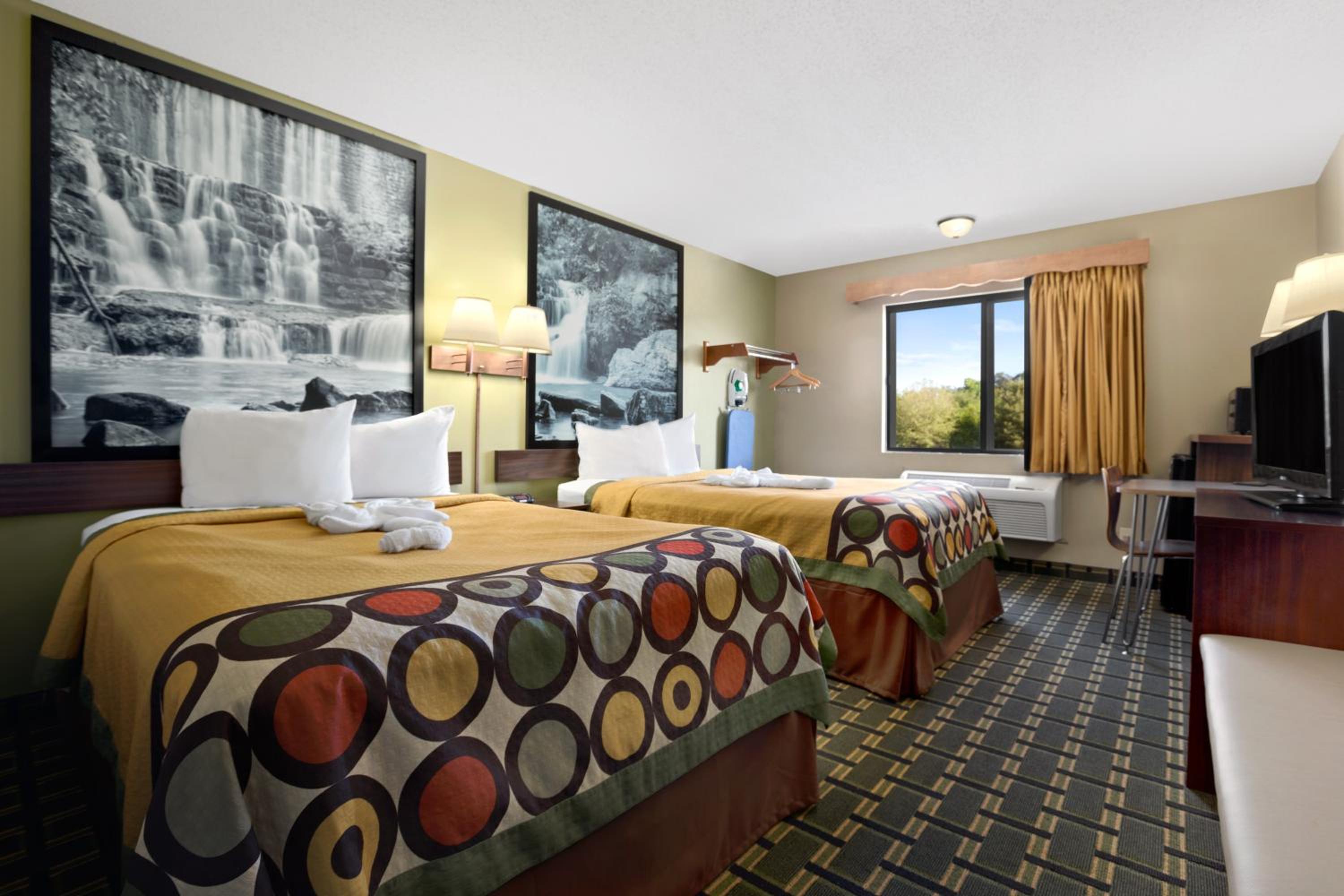 Deluxe Double Room with Two Double Beds - Non-Smoking - Photo 4