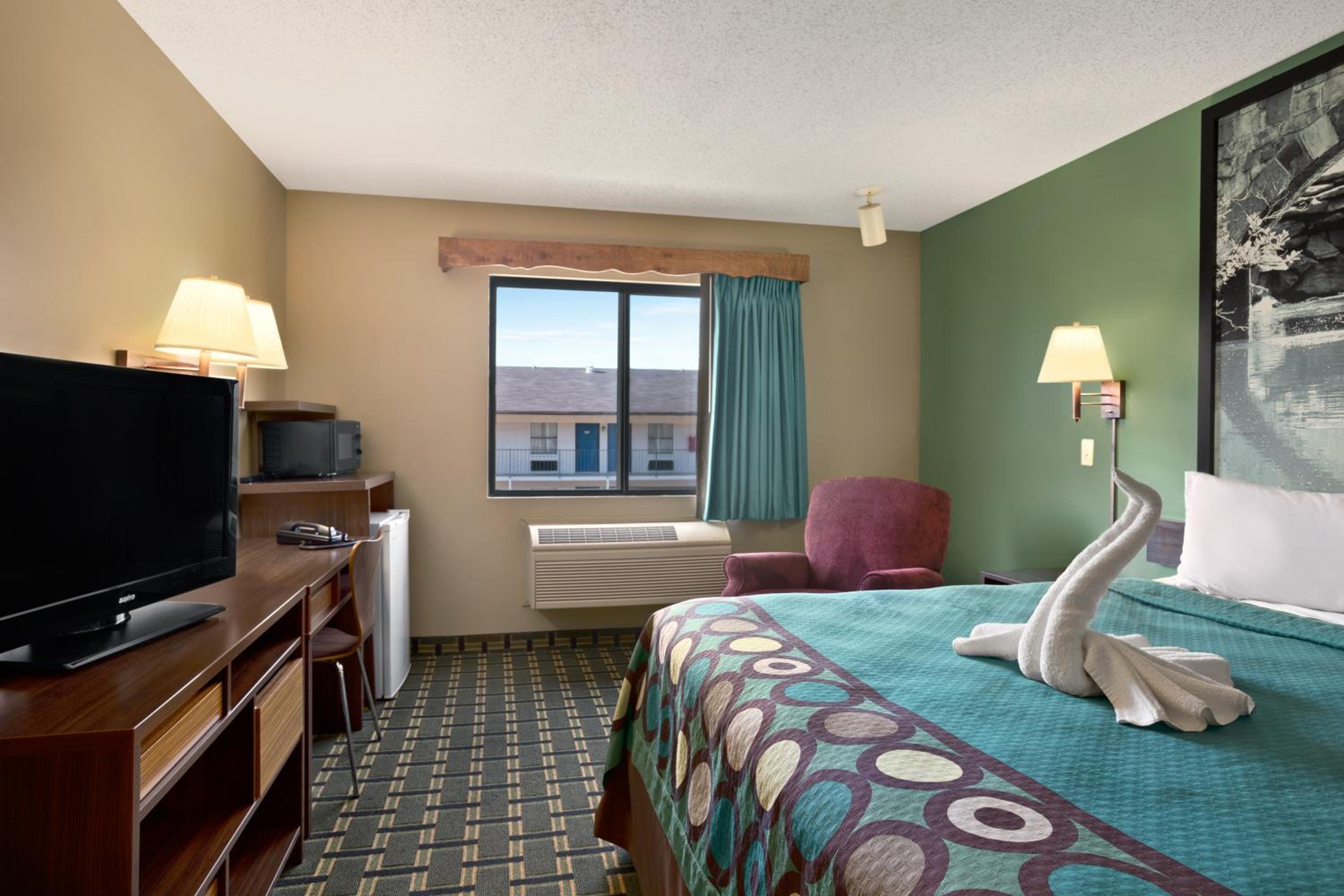 King Room - Non-Smoking - Photo 2