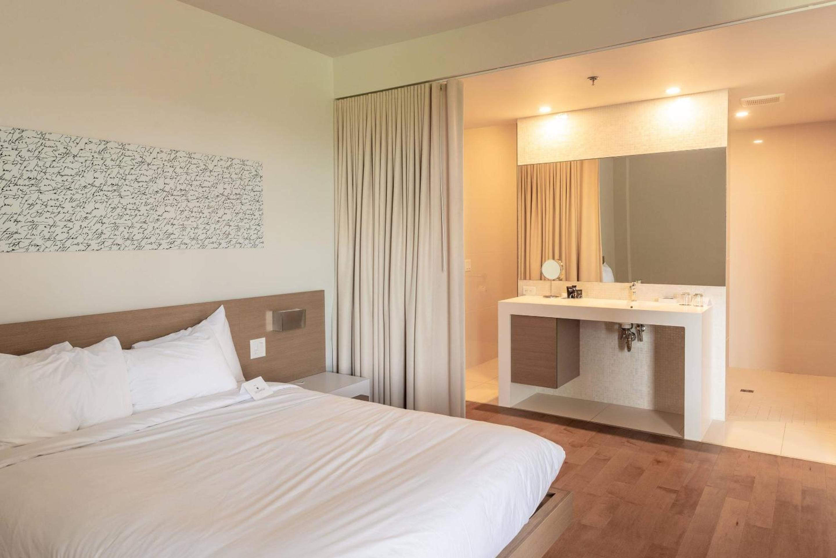 Accessible Queen Bed Golf Course View Nonsmoking