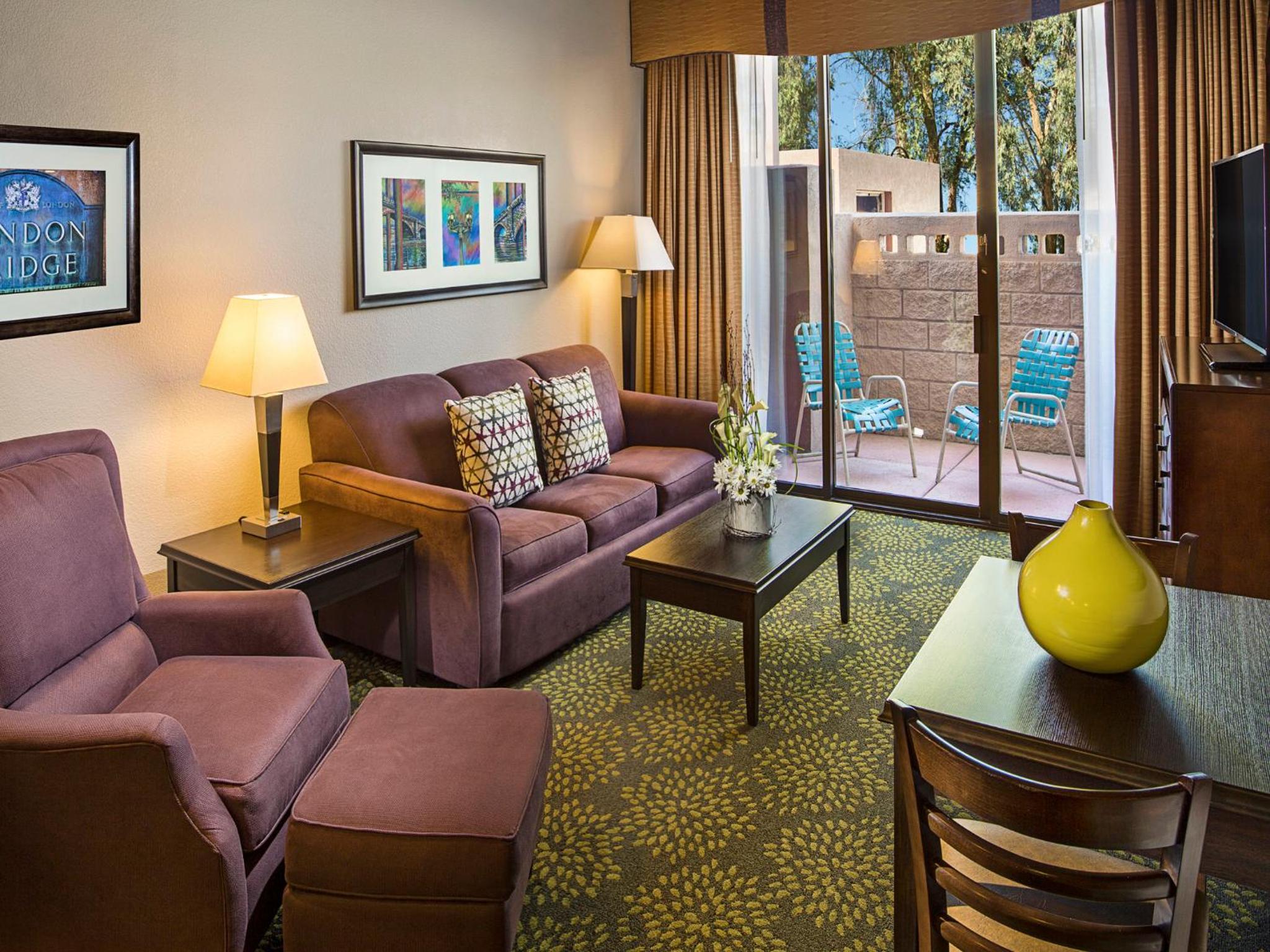 One-Bedroom King Deluxe Suite photo 2