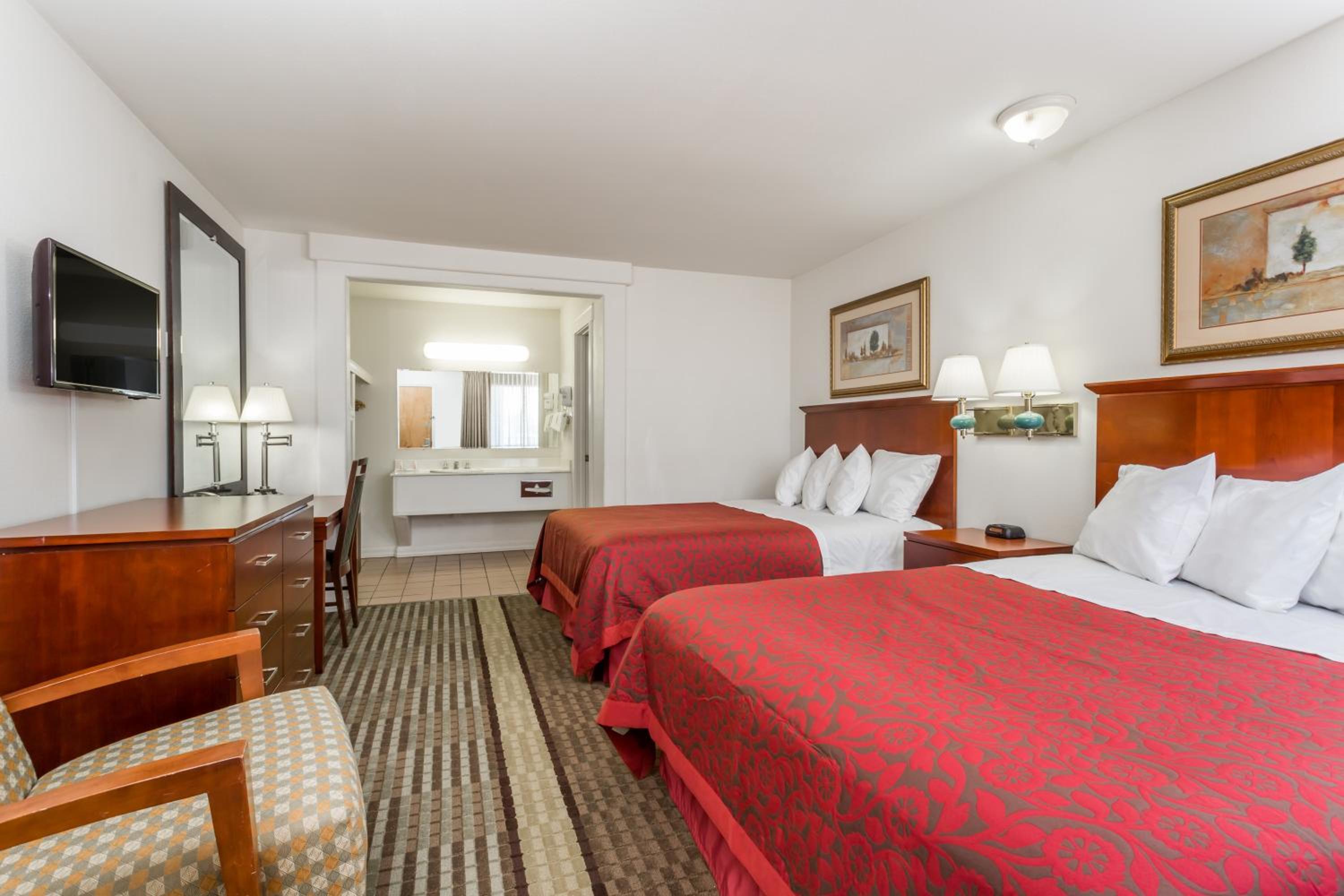 Queen Room with Two Queen Beds - Non-Smoking photo 1
