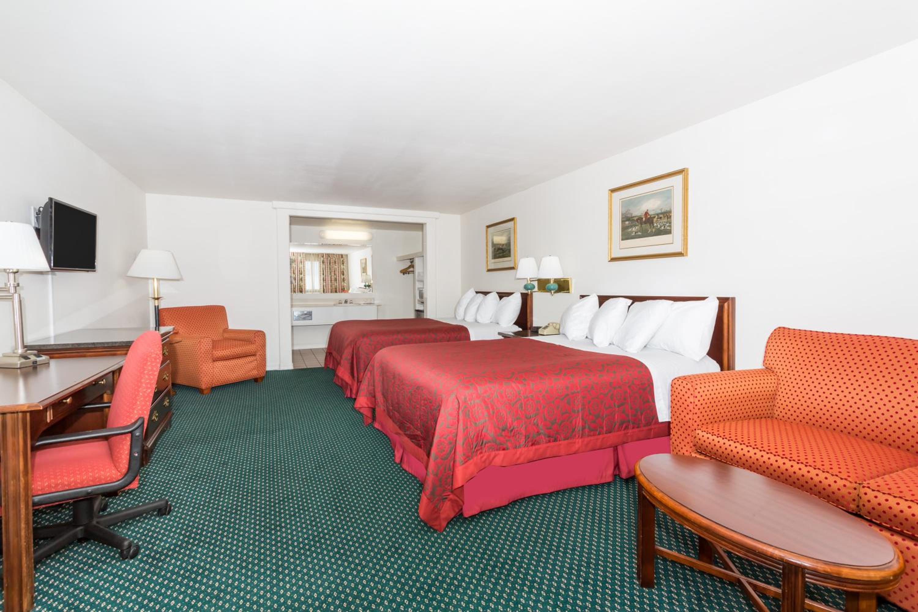 Deluxe Queen Suite - Non-Smoking photo 1