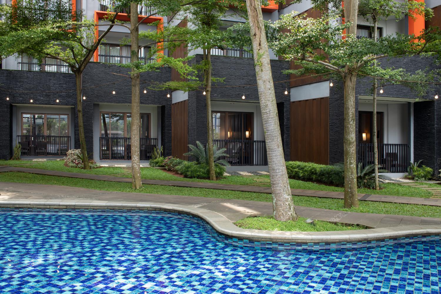 Deluxe Premier Pool Access photo 3