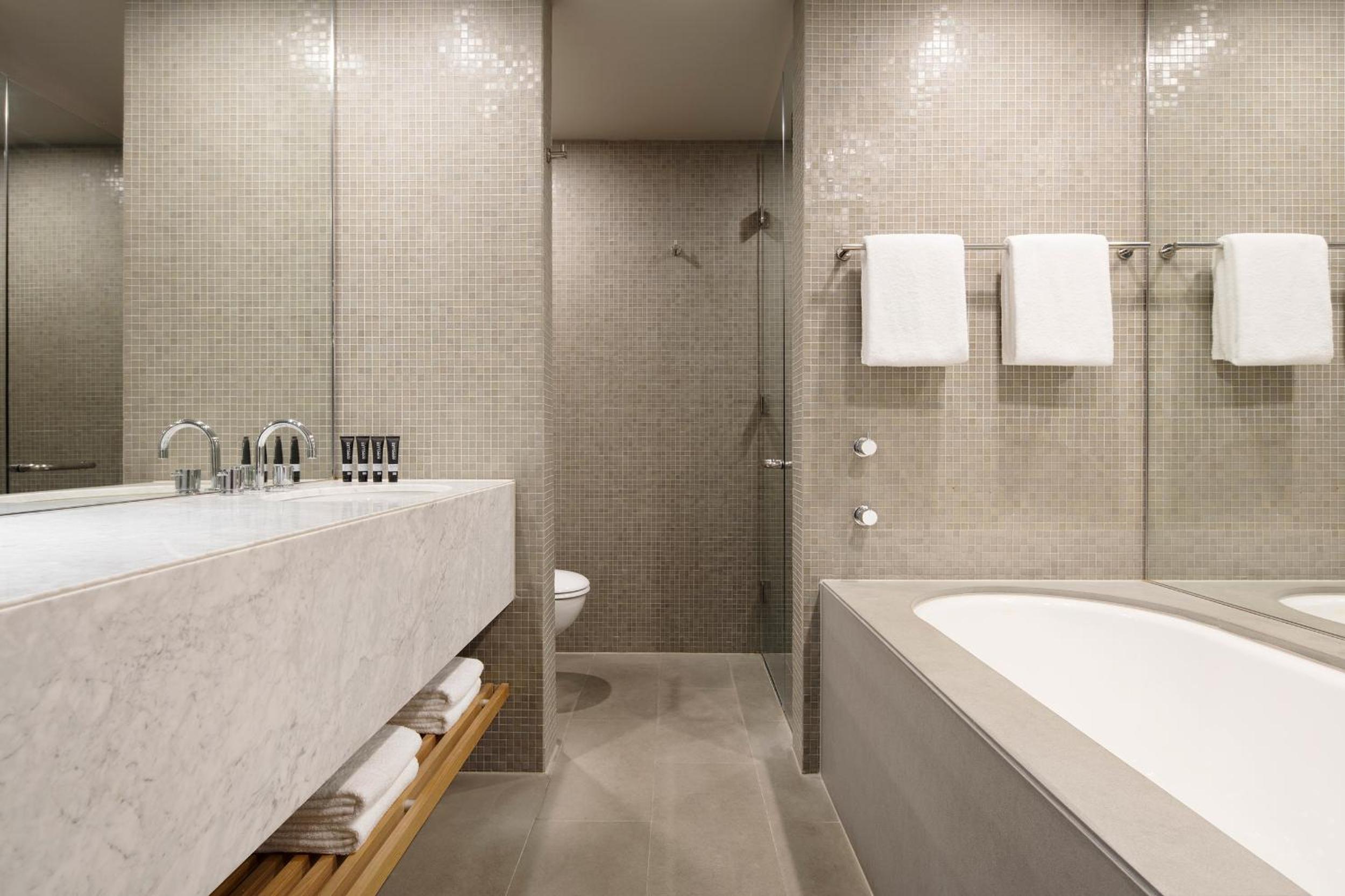 One-Bedroom Suite - Realm - Photo 4