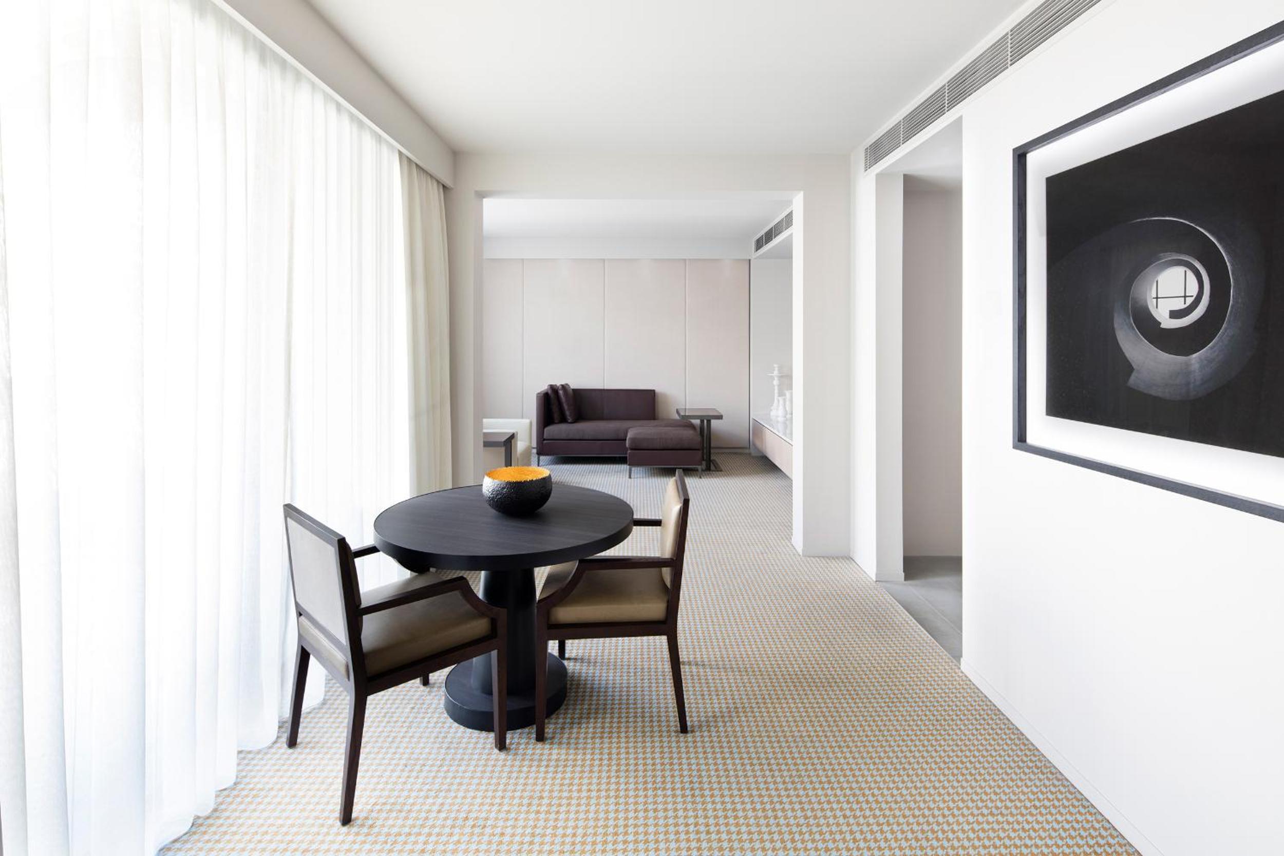 One-Bedroom Suite - Realm - Photo 3