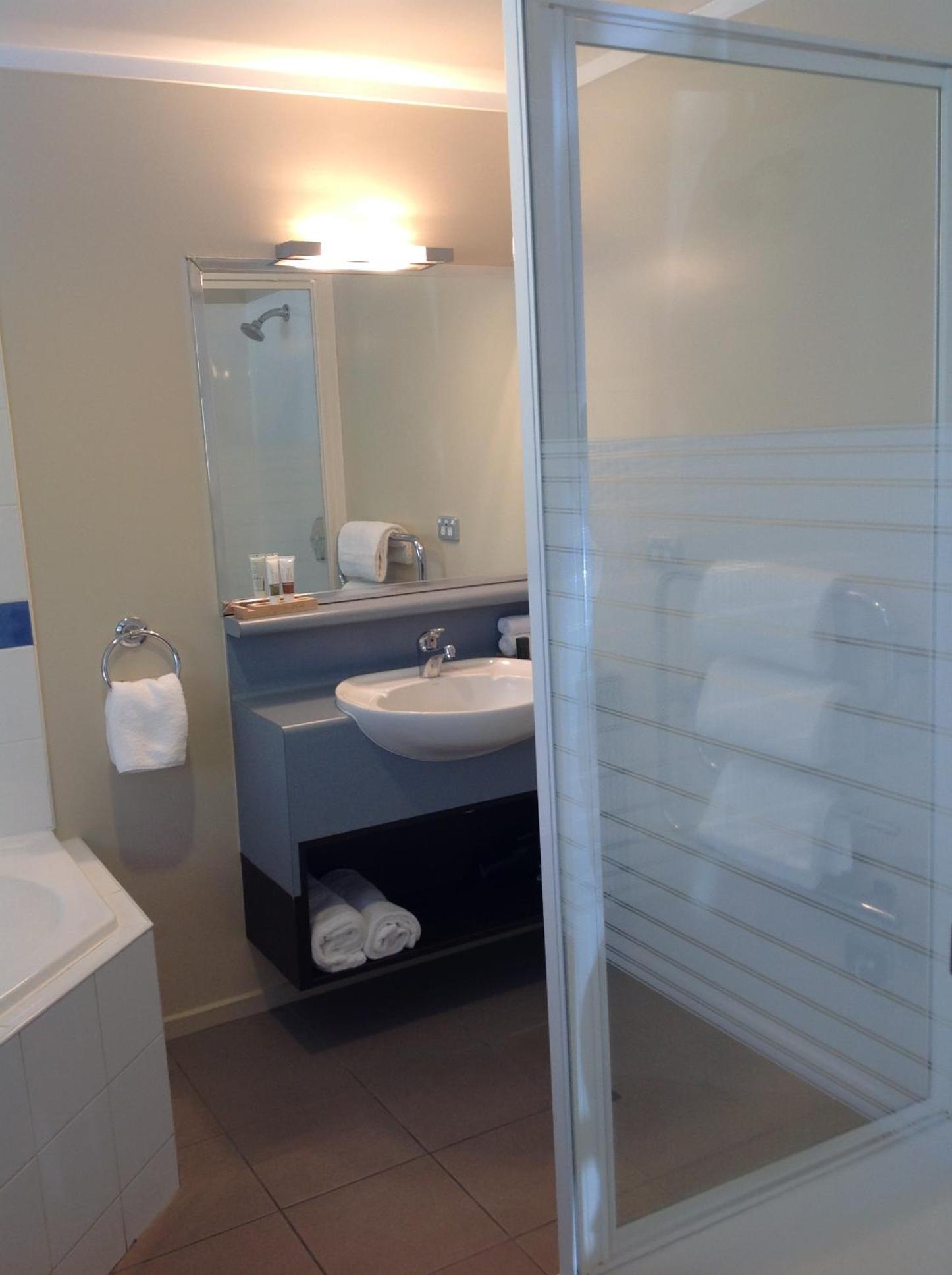 Studio with Spa Bath and Lake View photo 3