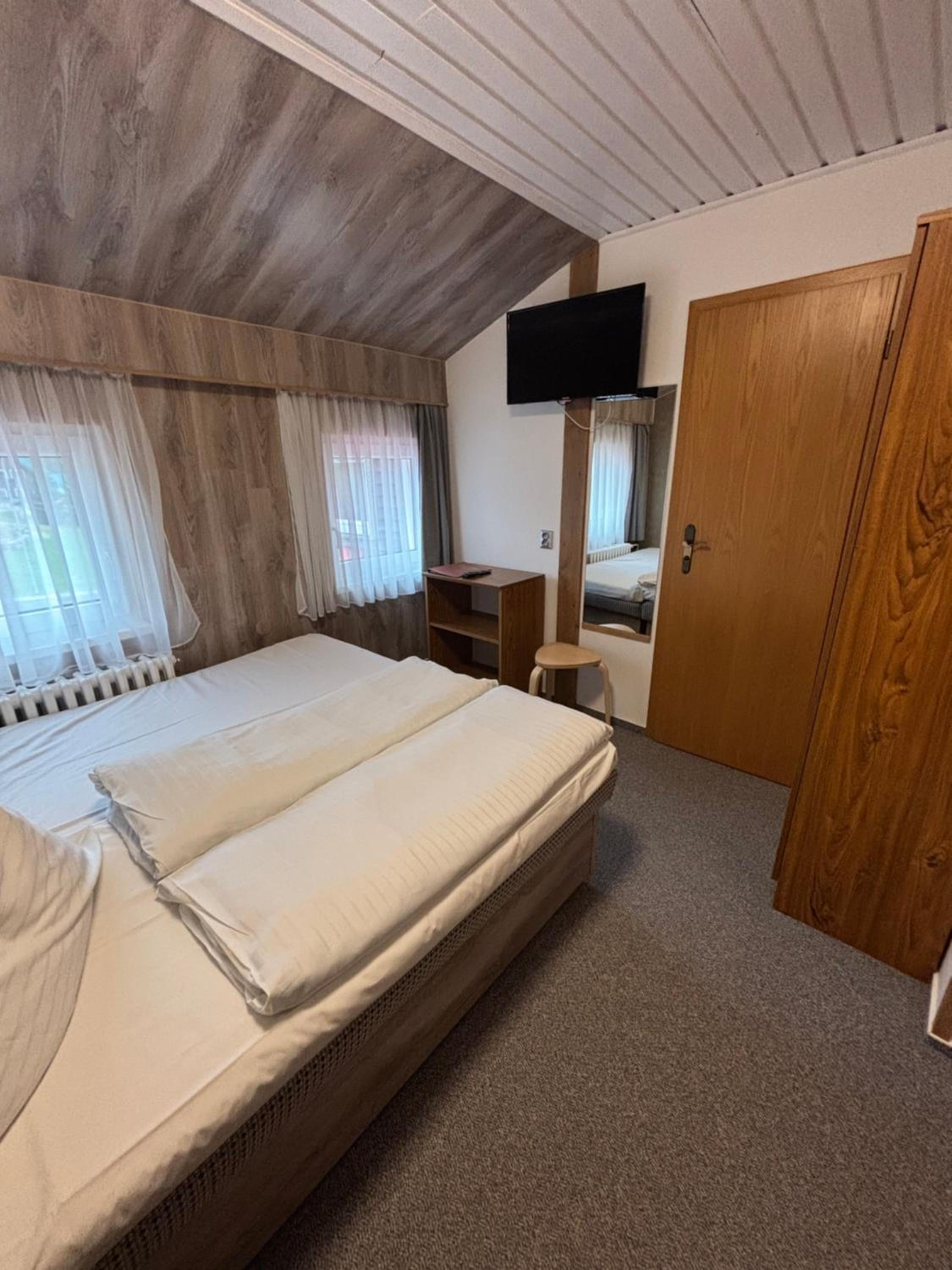 Small Twin Room photo 1