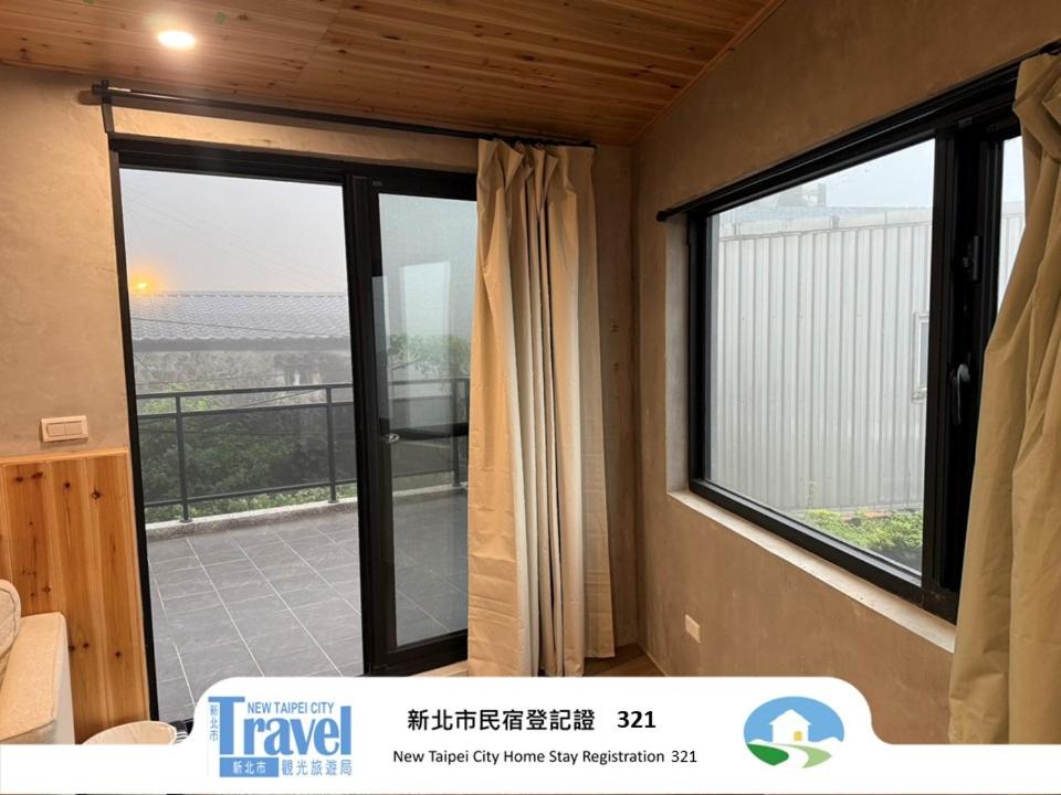 Family Room with Balcony photo 2