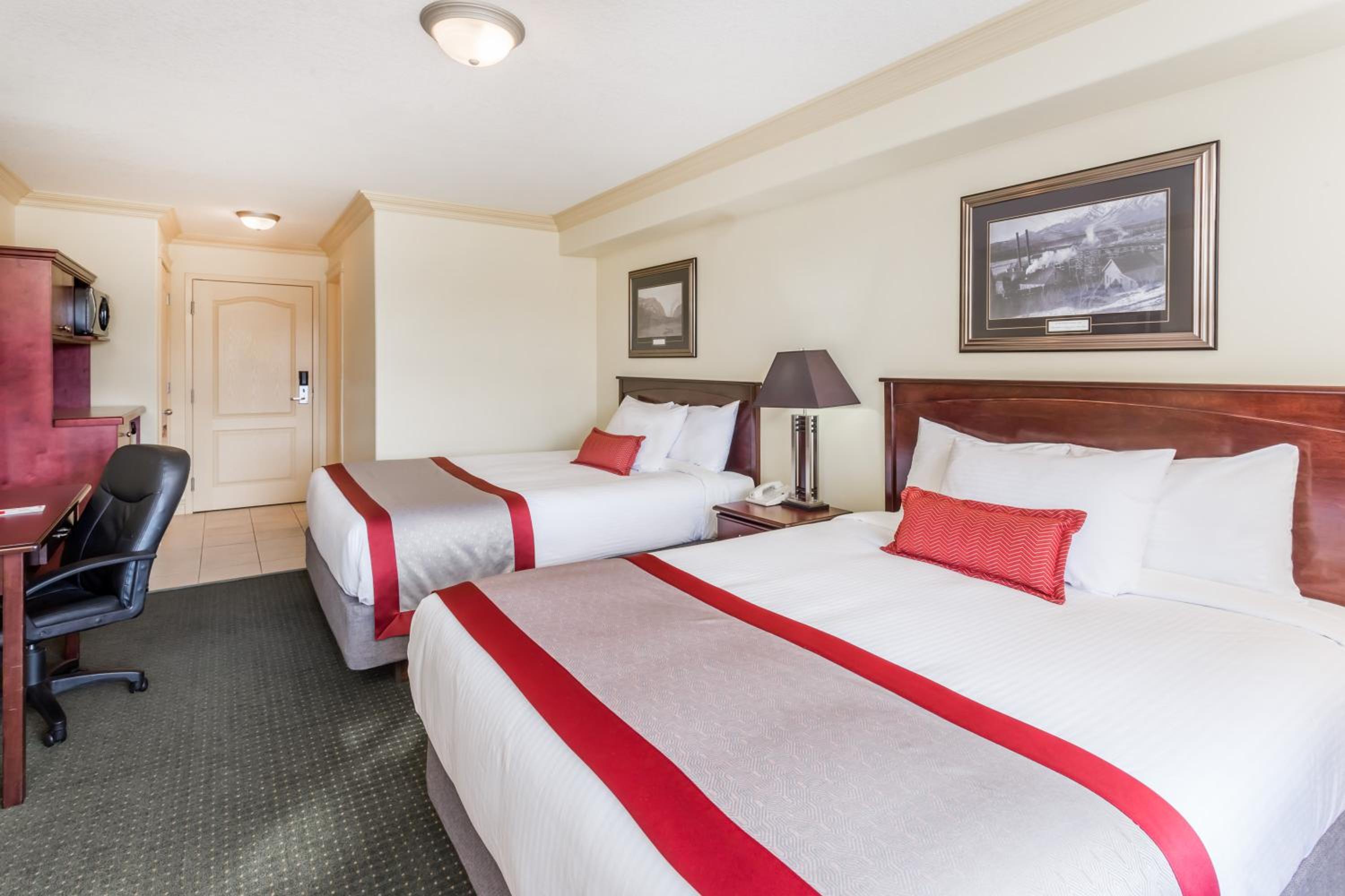 Standard Room with Two Queen Beds photo 1