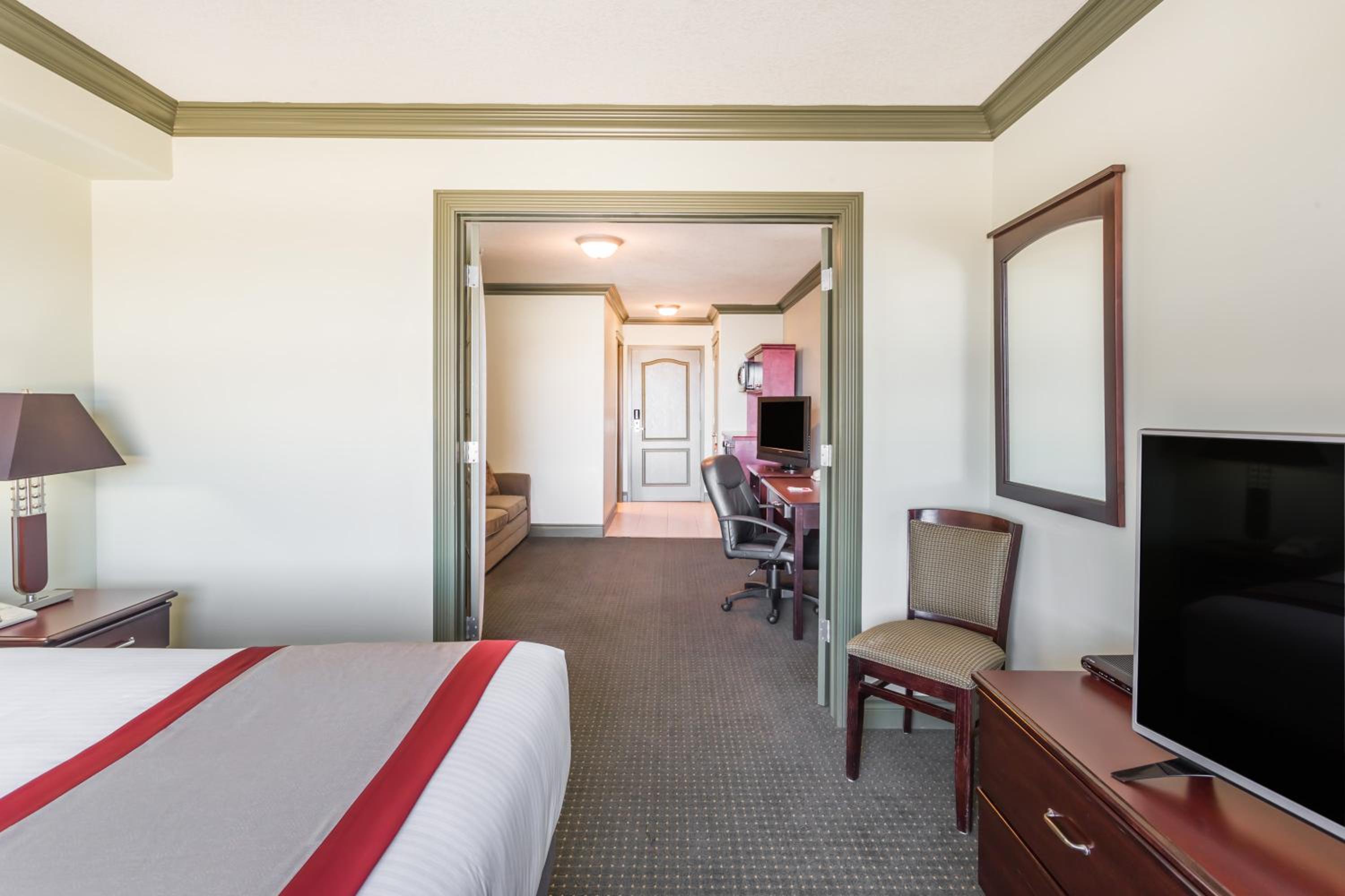 One-Bedroom Suite with Queen Bed, Non-Smoking photo 3