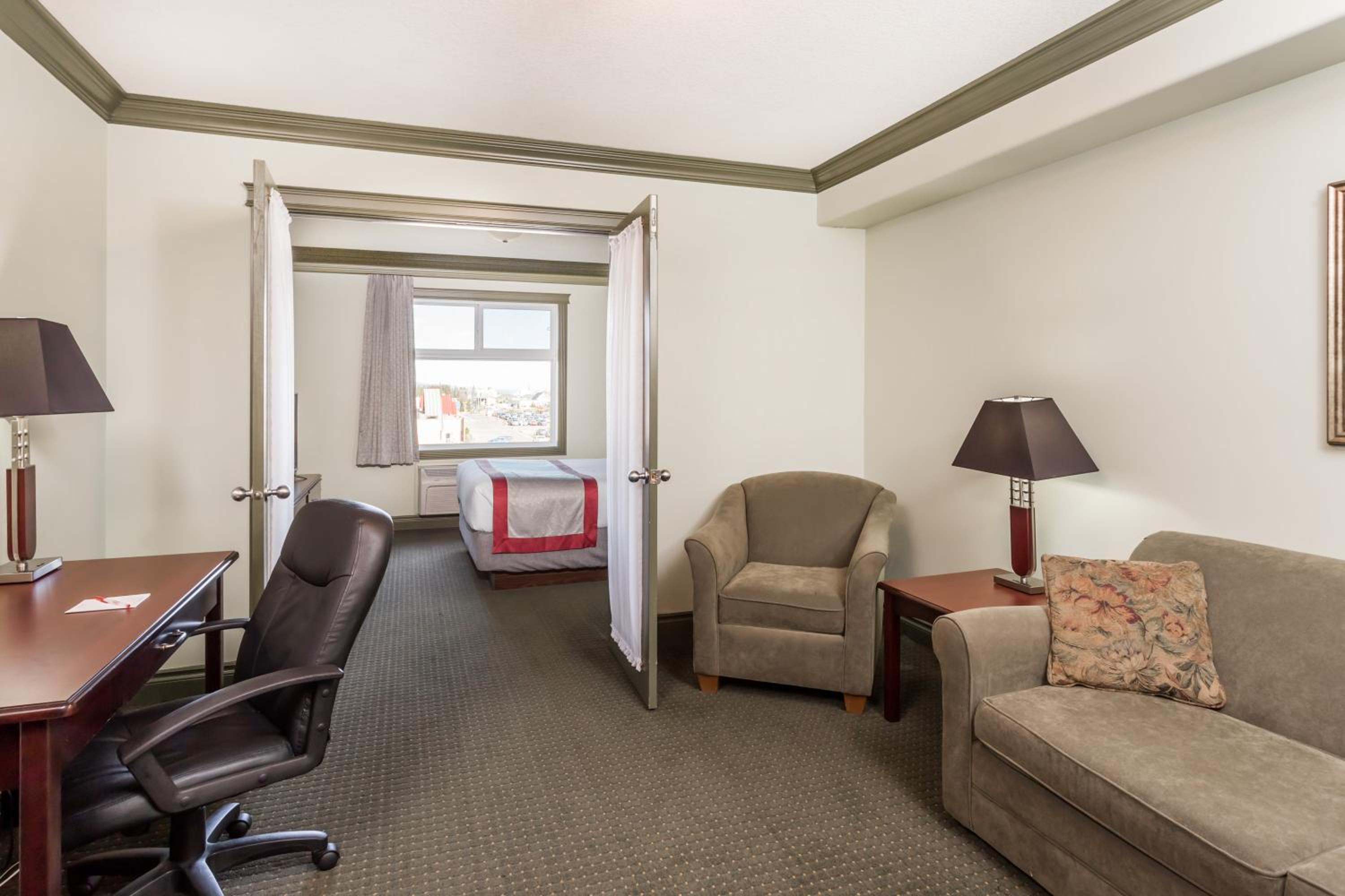 One-Bedroom, Suite with King Bed, Non-Smoking photo 3