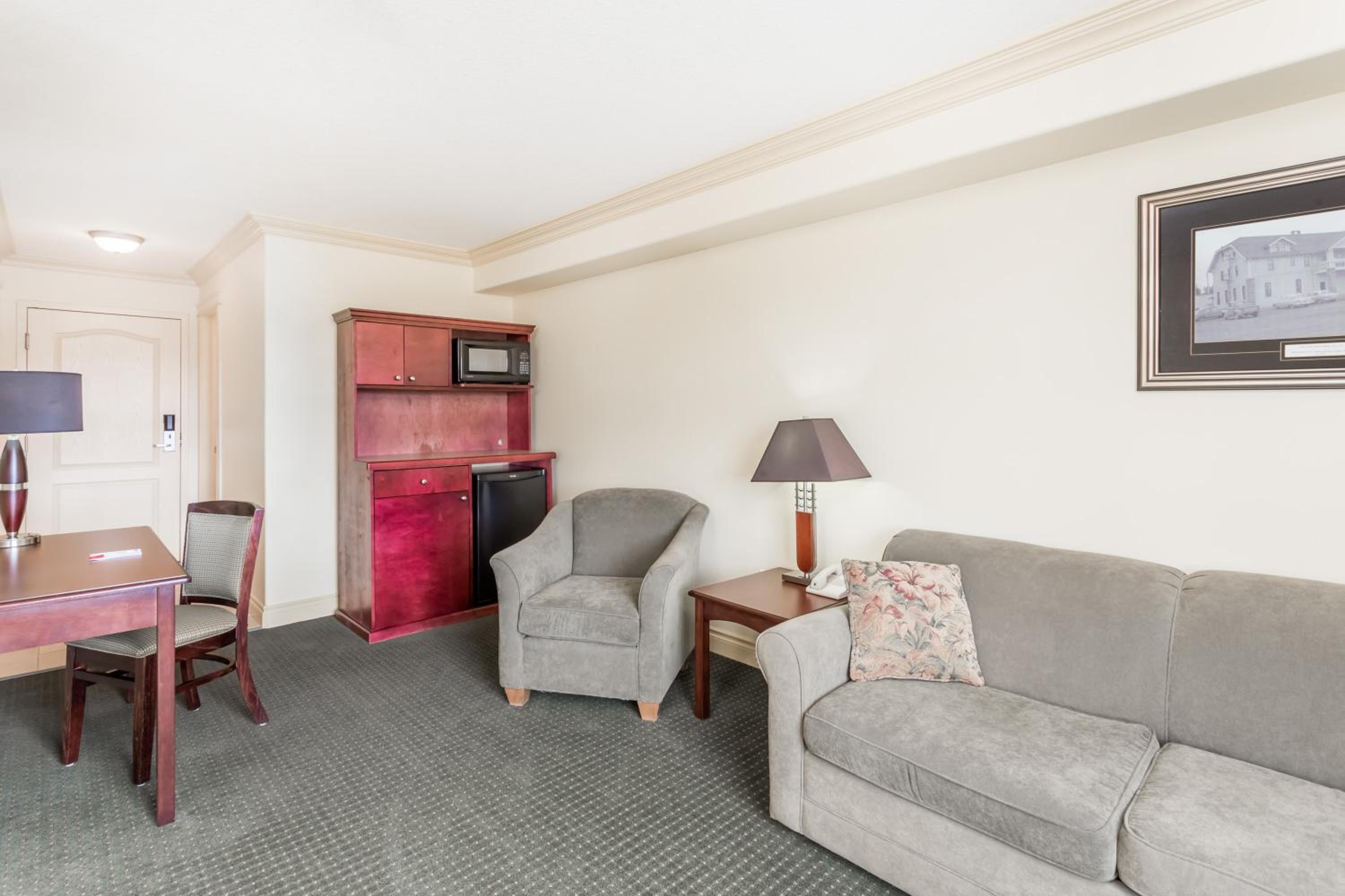 Standard Room with Two Queen Beds photo 2
