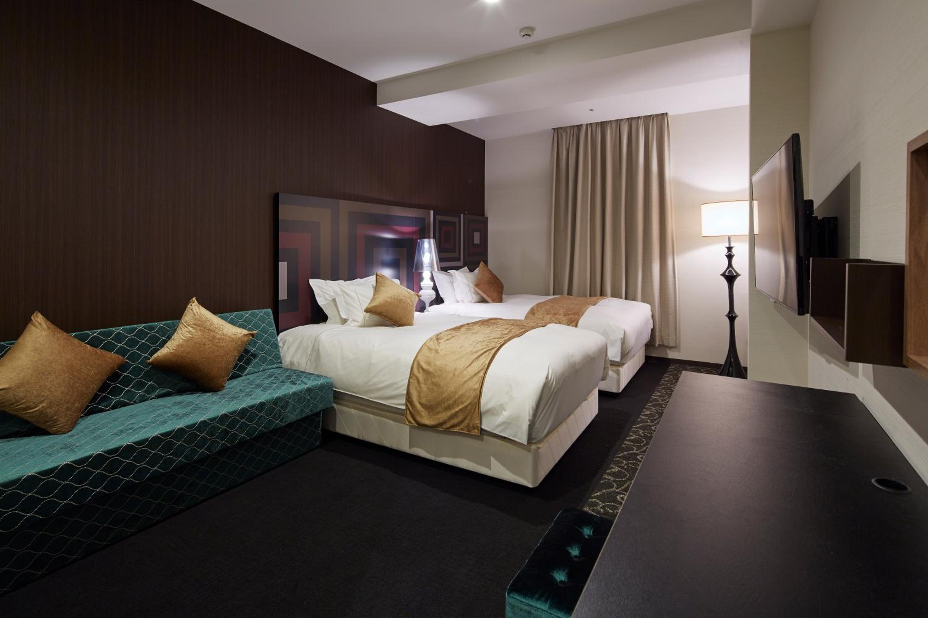 Superior Twin Room with Sofa Bed - Smoking photo 1