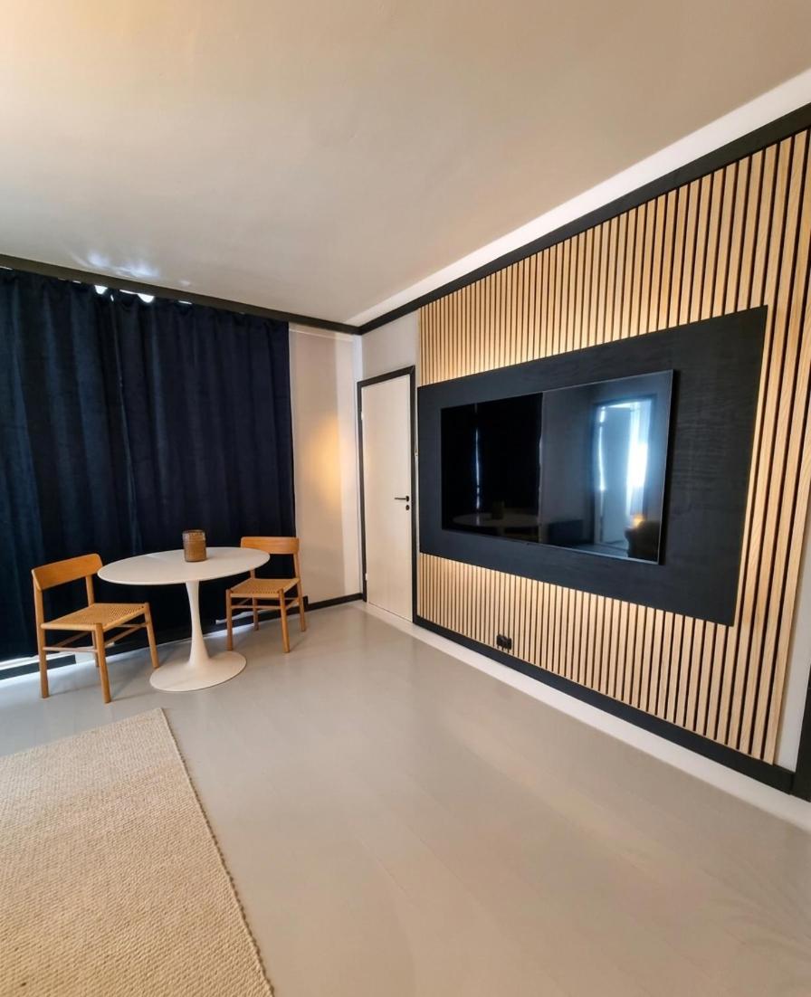 Two-Bedroom Apartment with Balcony and Sea View photo 2