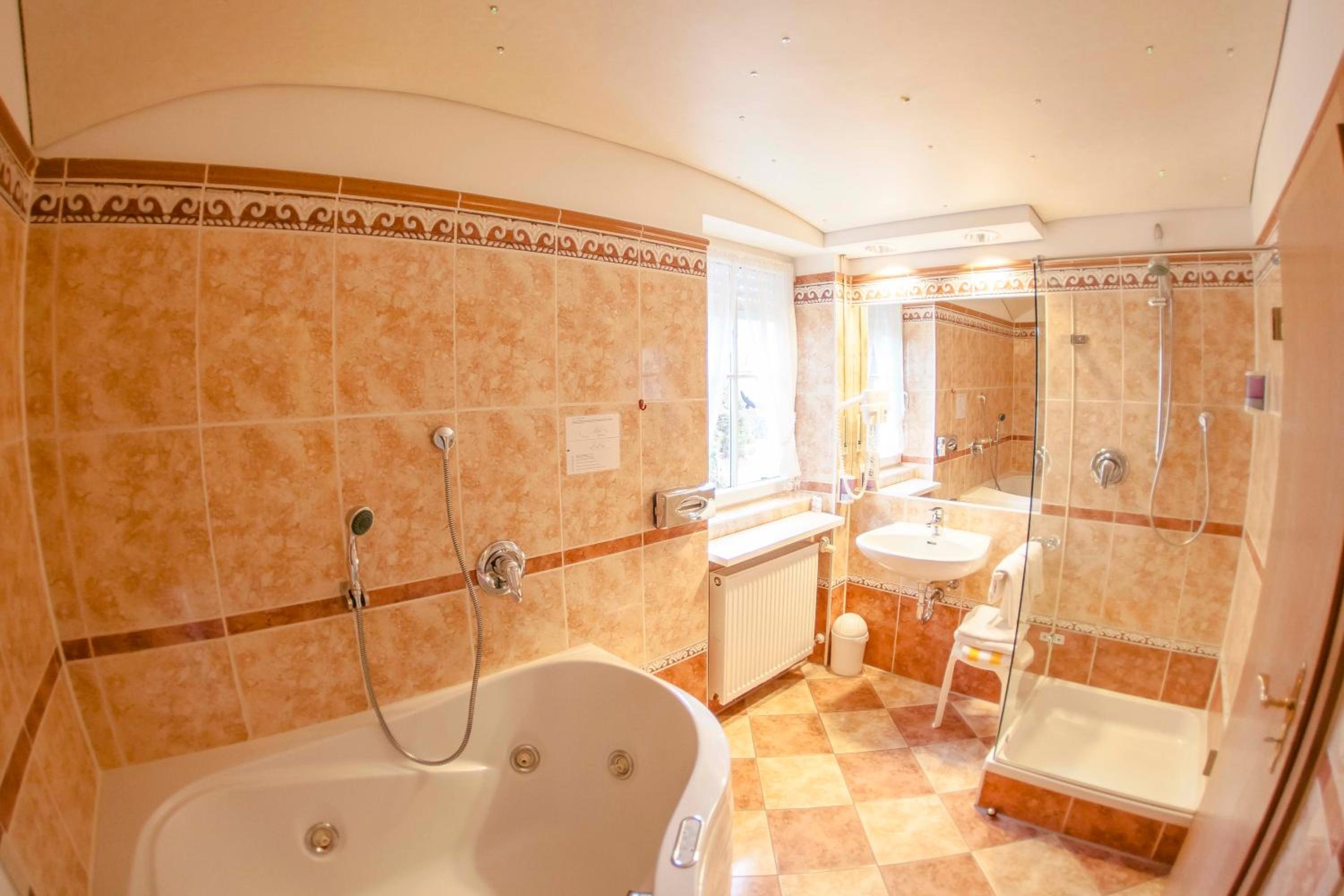 Suite with Hot Tub photo 3