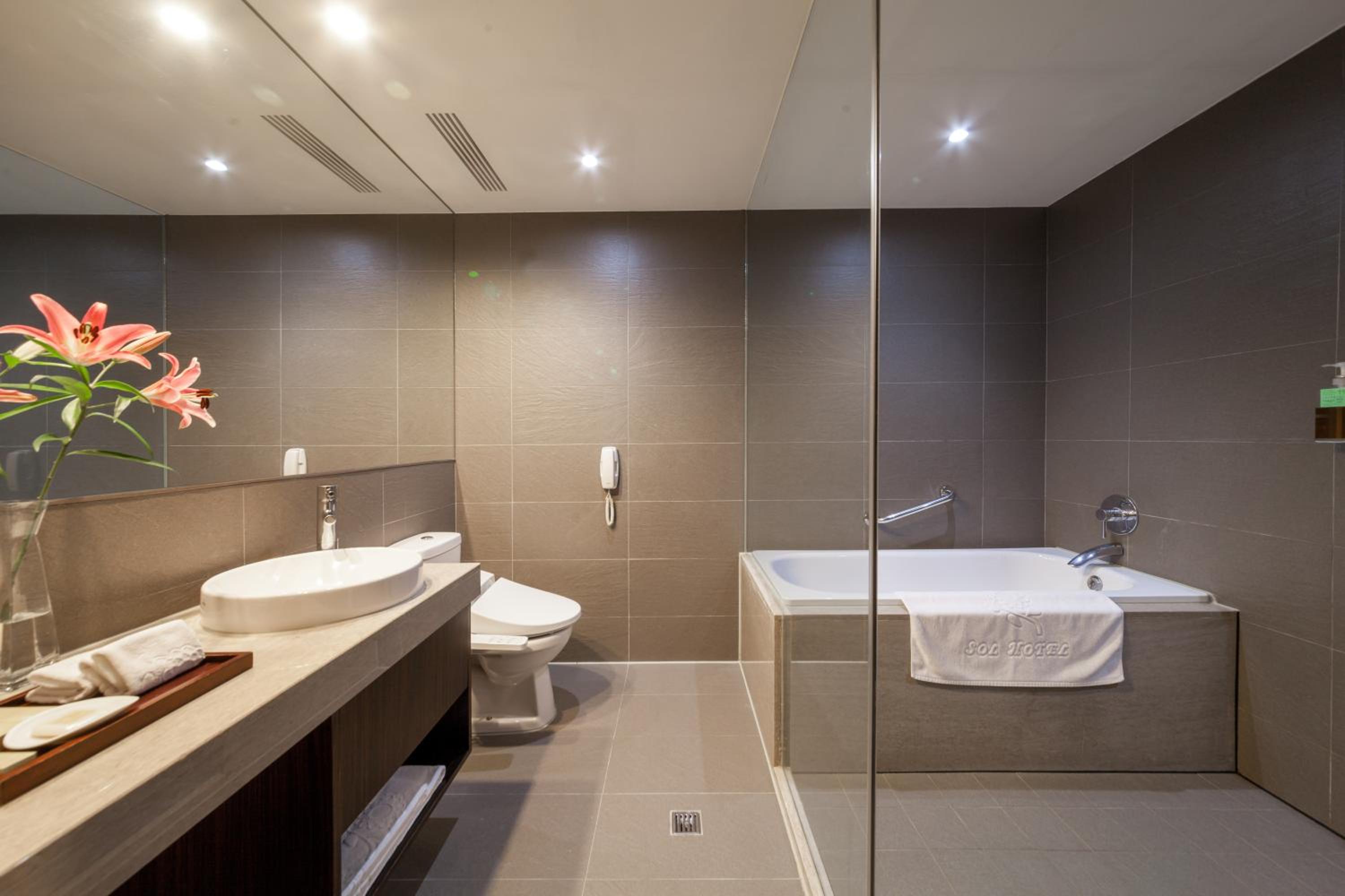 Business Suite - Photo 3