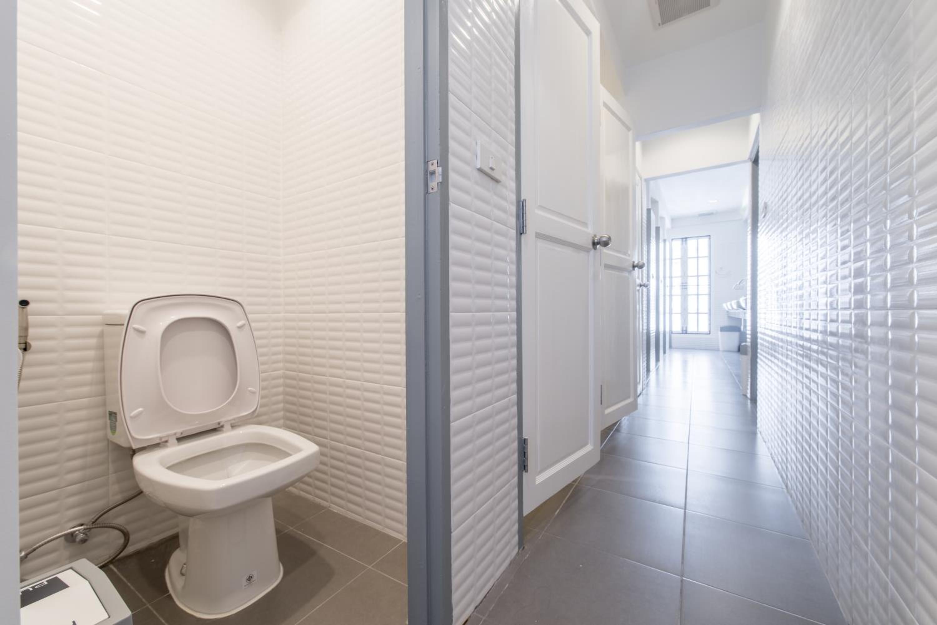 Family Room with Shared Bathroom photo 3