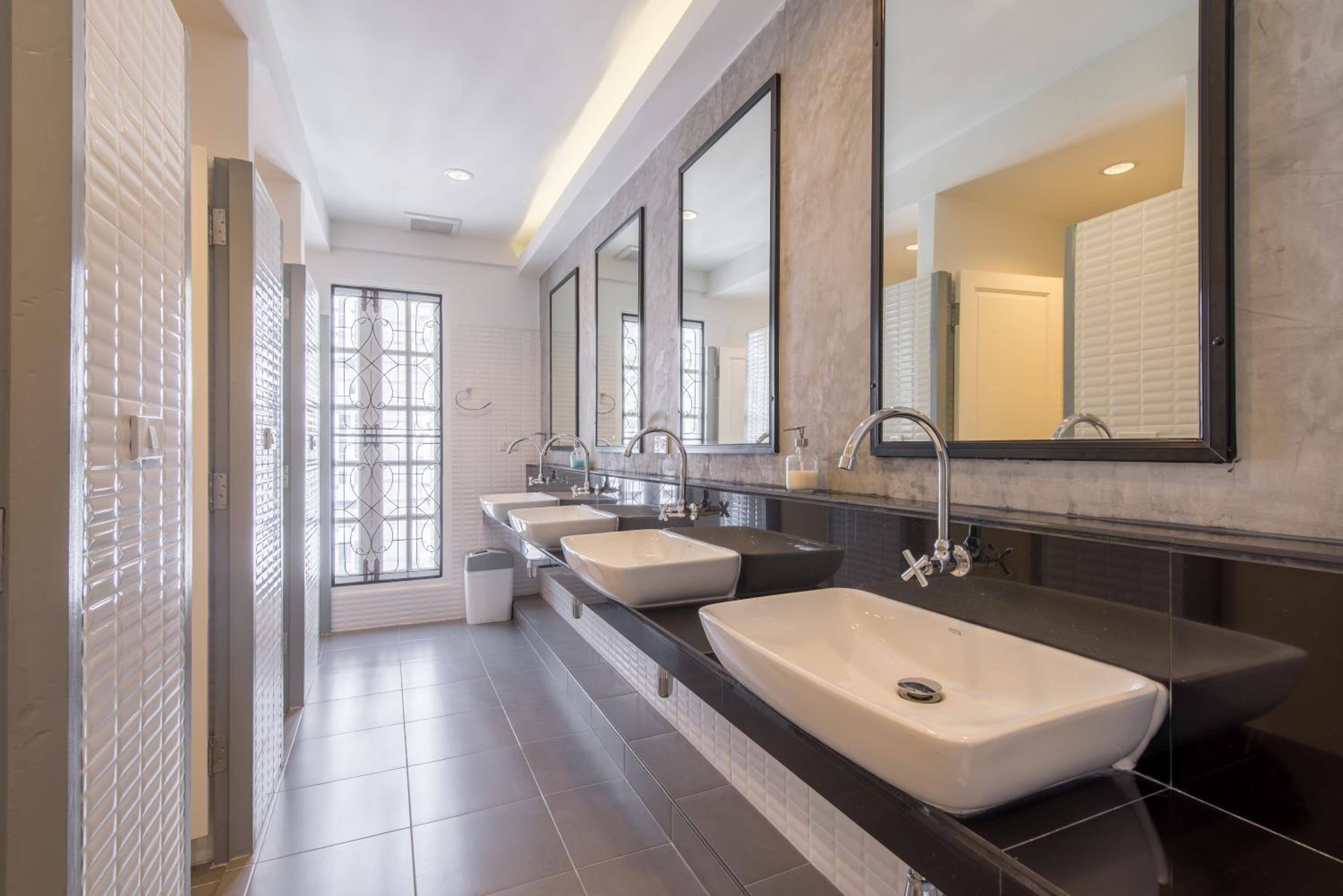 Family Room with Shared Bathroom photo 2
