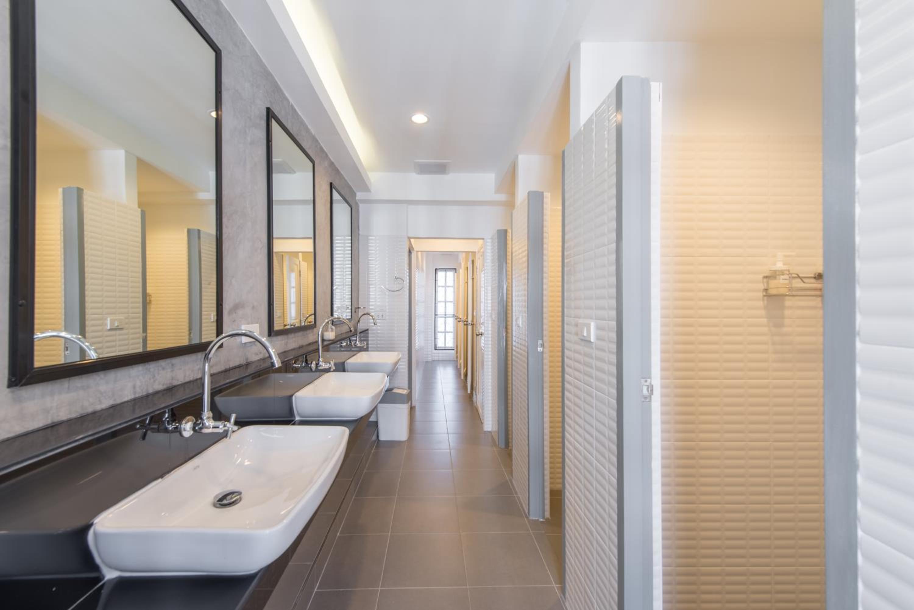 Family Room with Shared Bathroom photo 3