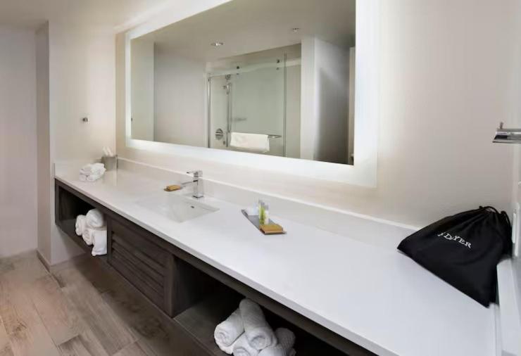 Deluxe Queen Room with Gulf View and Balcony - Photo 2