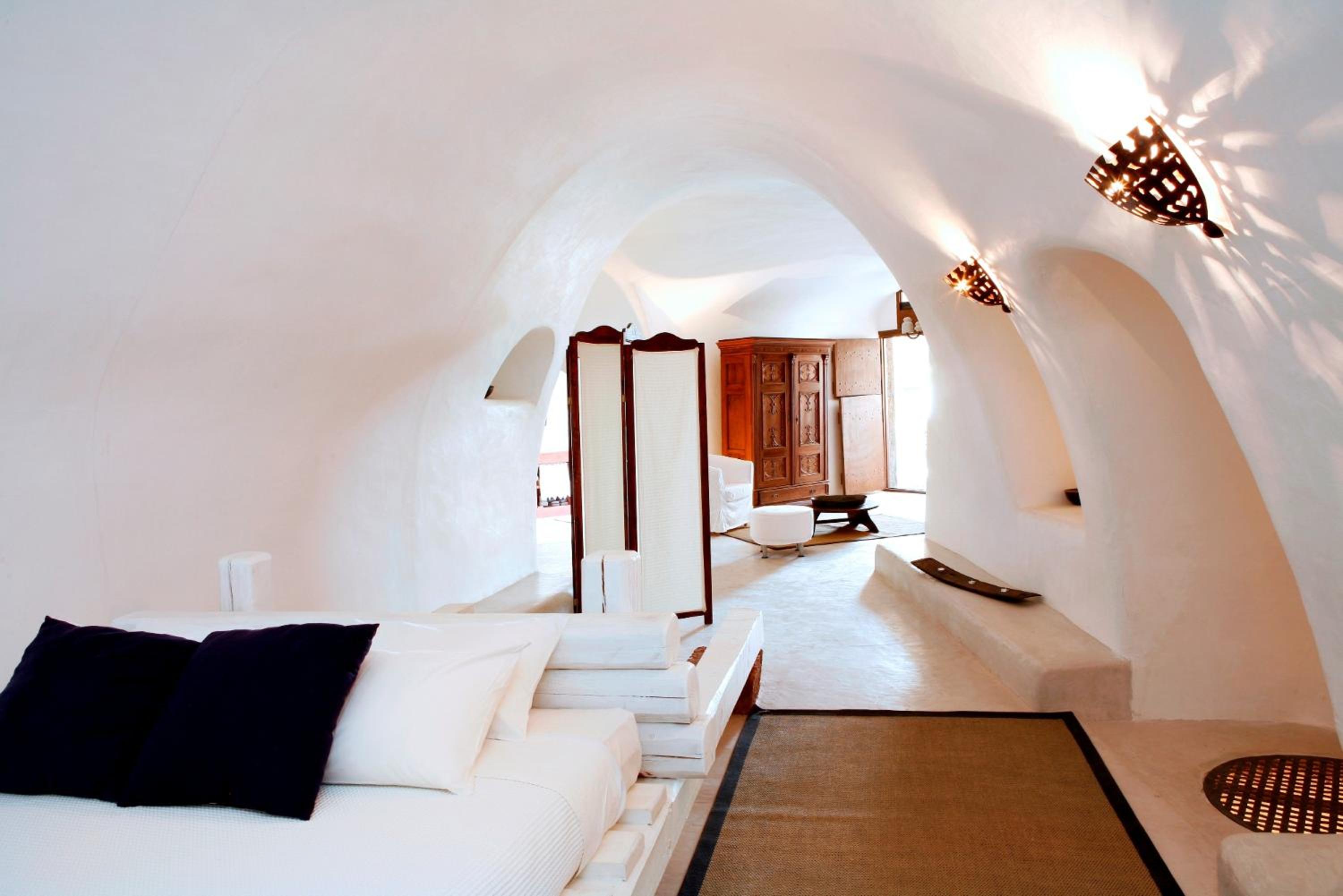 Grand Four Bedroom Villa with Private Pool - Photo 21