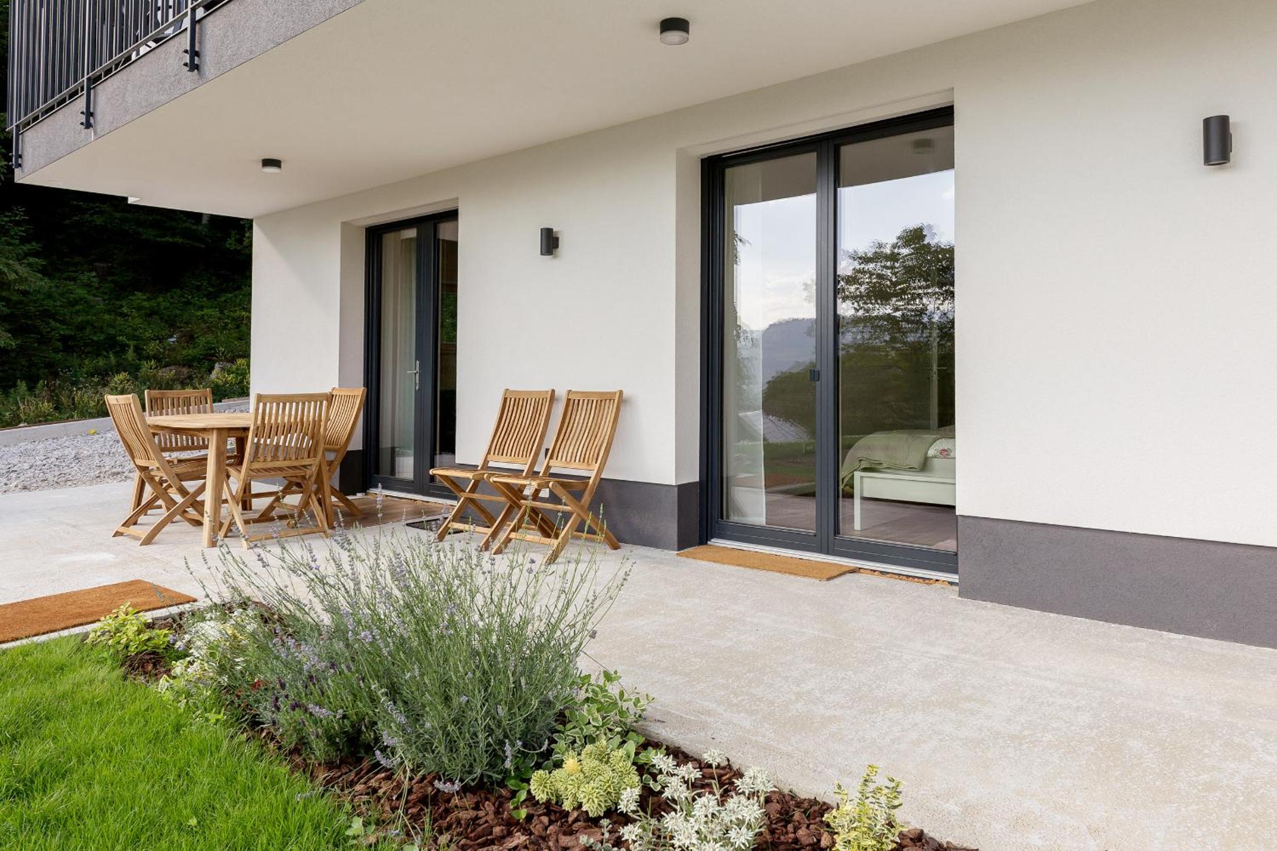 Deluxe Two-Bedroom Apartment with Garden View photo 2