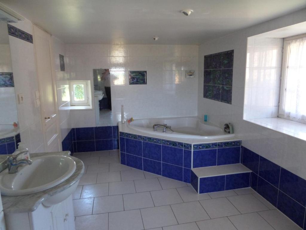 Quadruple Room with Bath photo 3