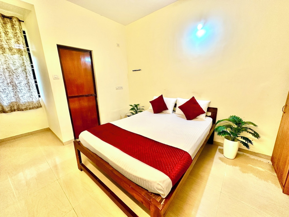 Economy Double Room, 1 Queen Bed, Private Bathroom, Beachside photo 3