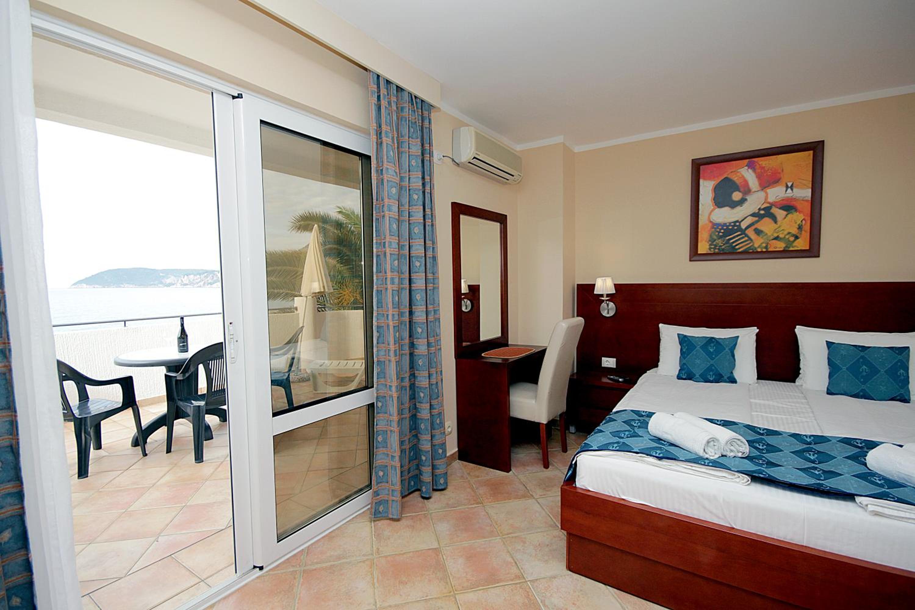 Studio Apartment with Sea View (3 Adults)