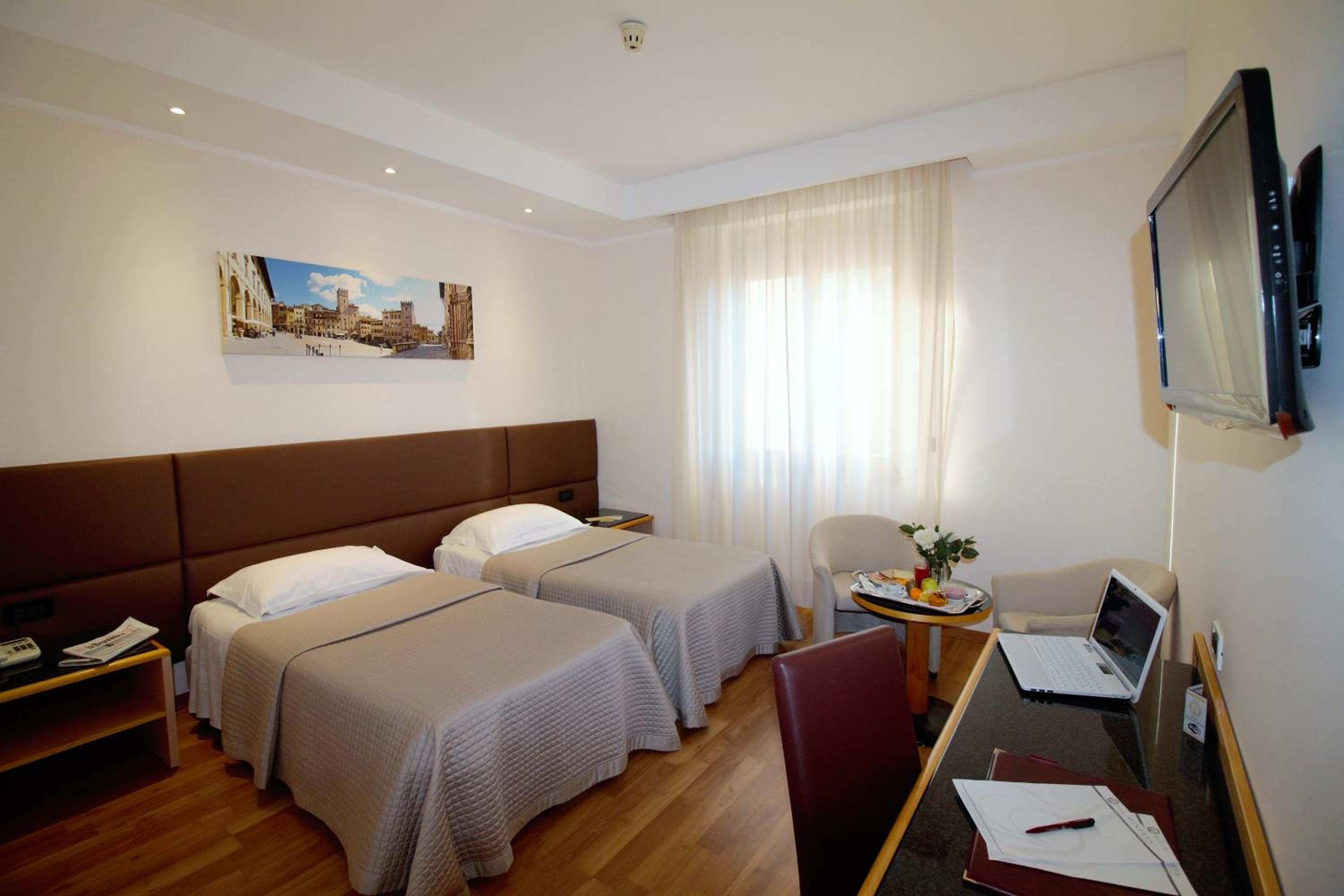 Standard Twin Room - Photo 4