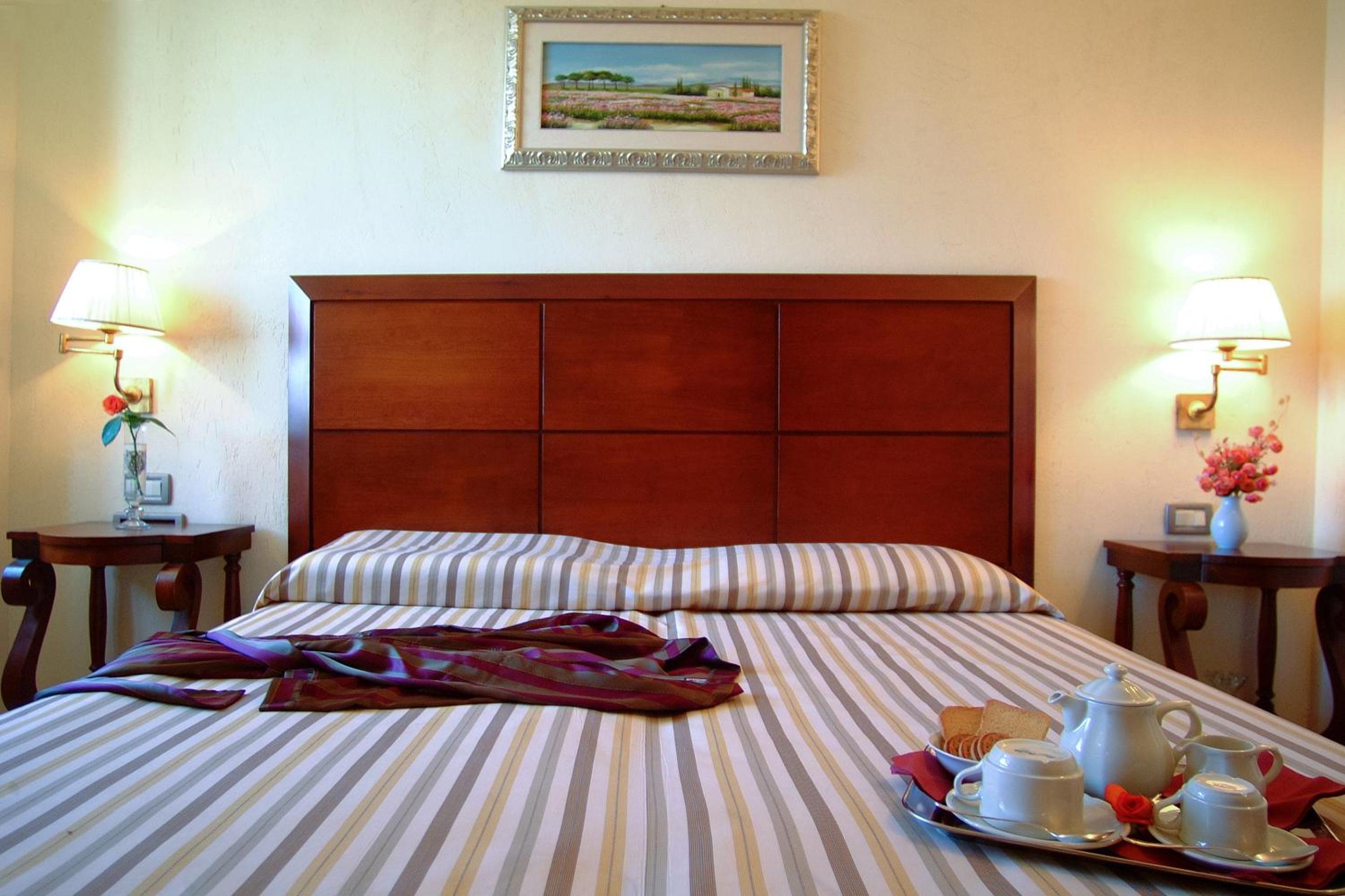 Double or Twin Room with Sea View - Photo 3