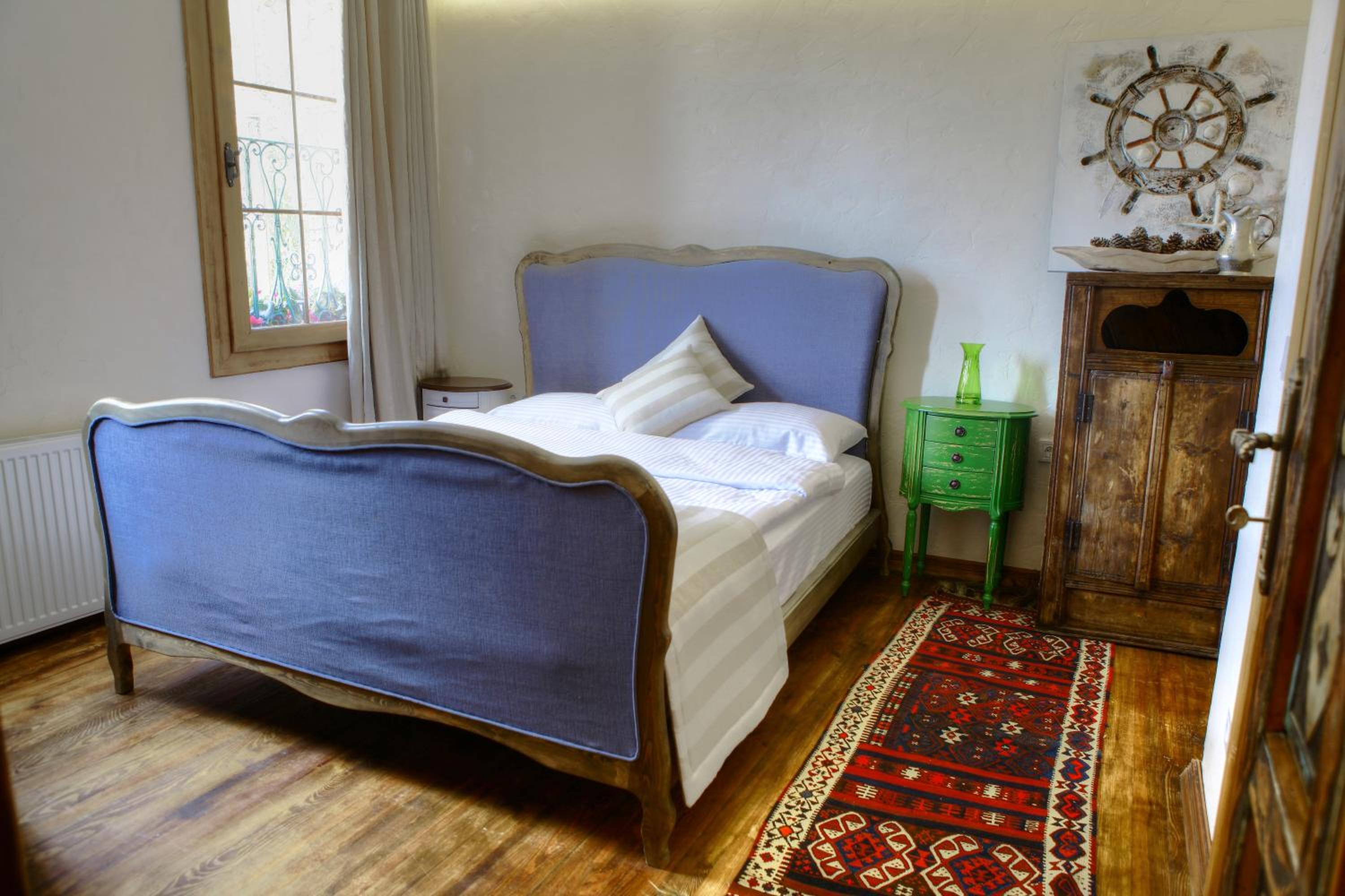 Deluxe Double Room with Bath - Photo 7
