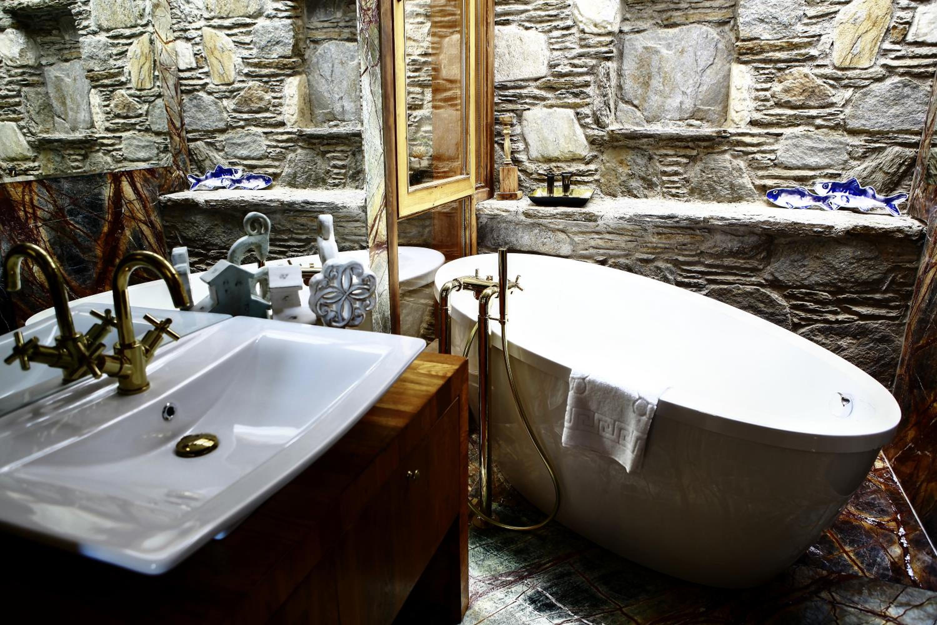 Deluxe Double Room with Bath - Photo 9