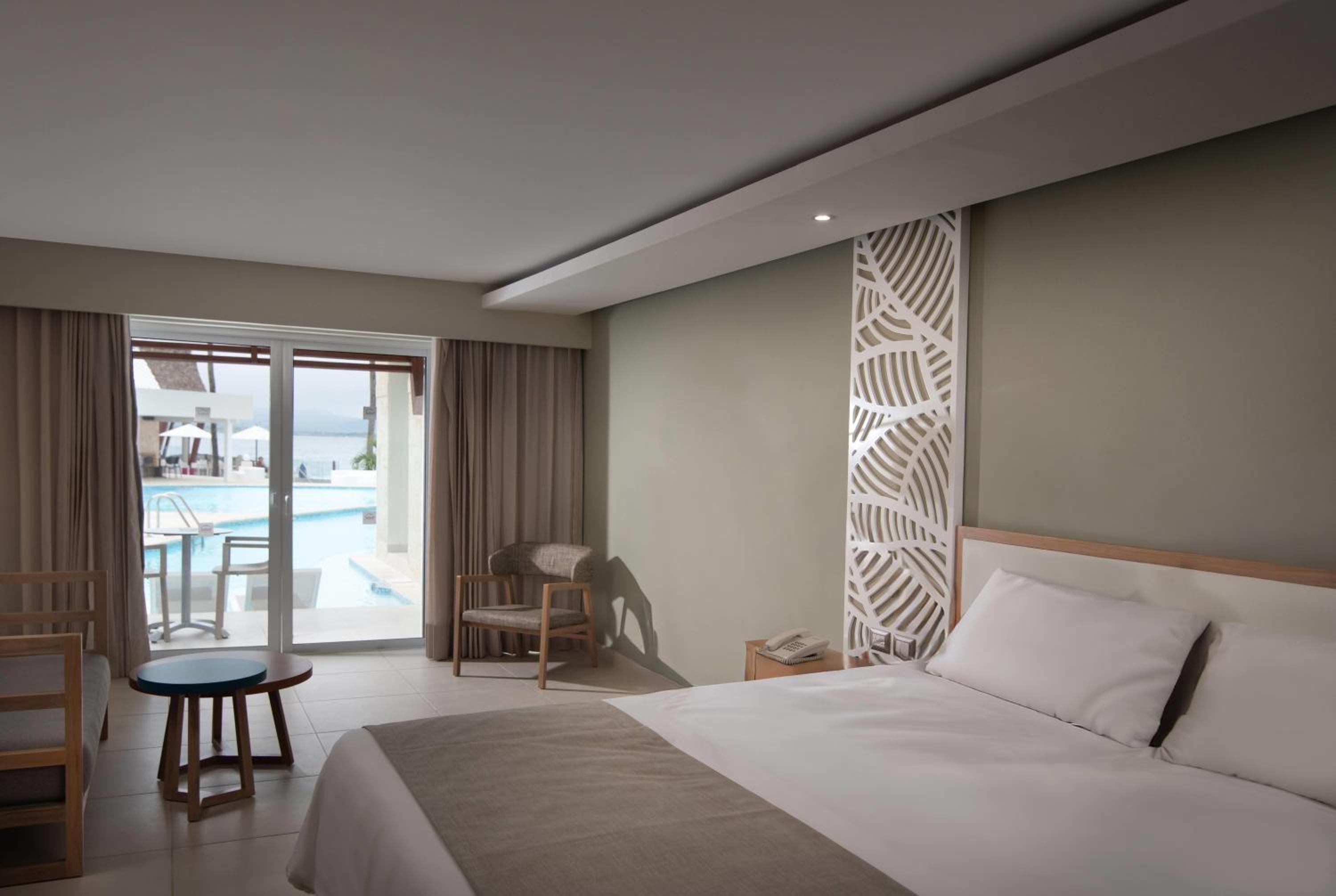 Swim-Up Junior King Suite with Ocean View and Balcony - Non-Smoking
