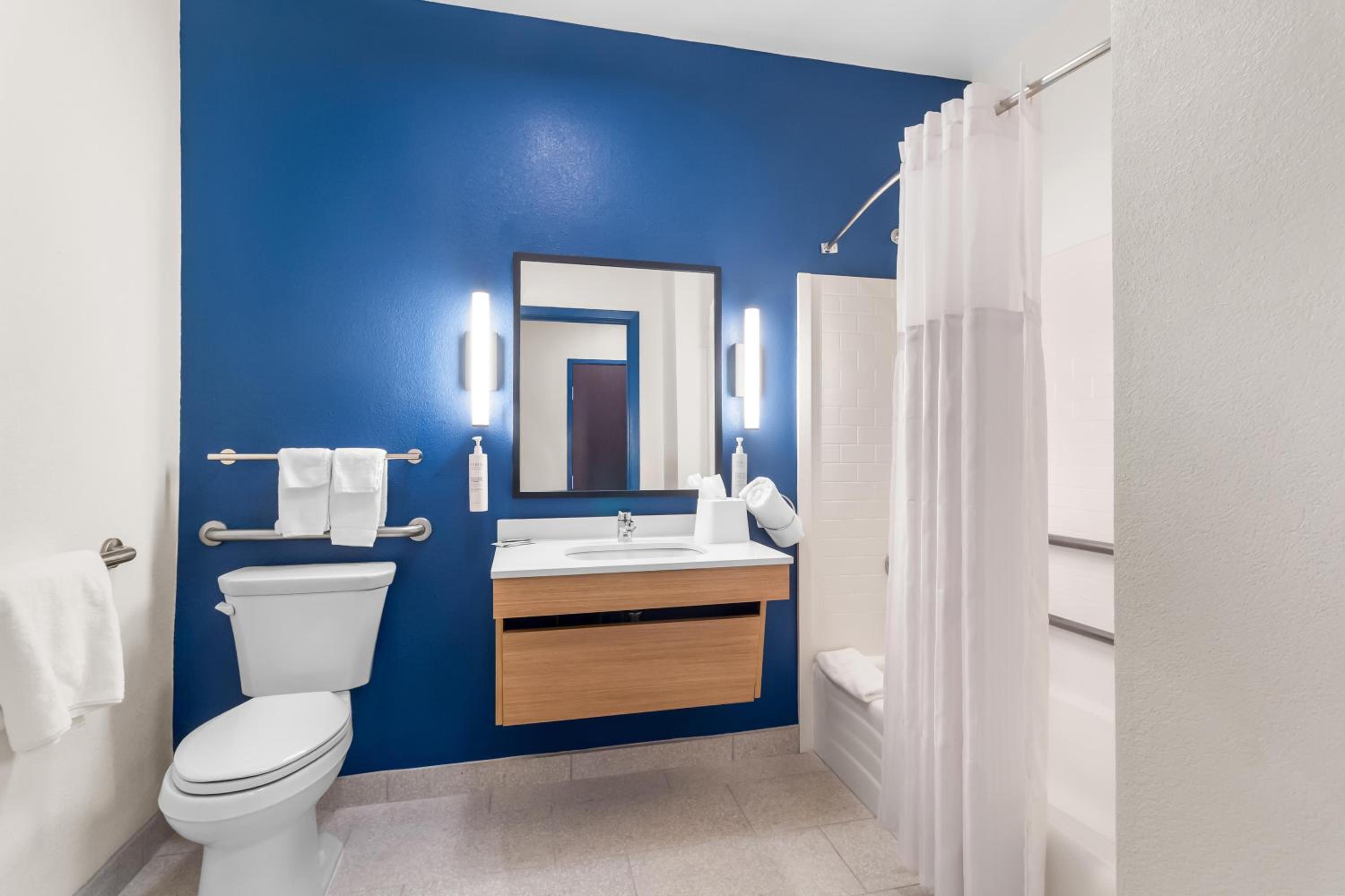 King Room with Sofa Bed and Bathtub - Mobility/Hearing Access - Photo 1