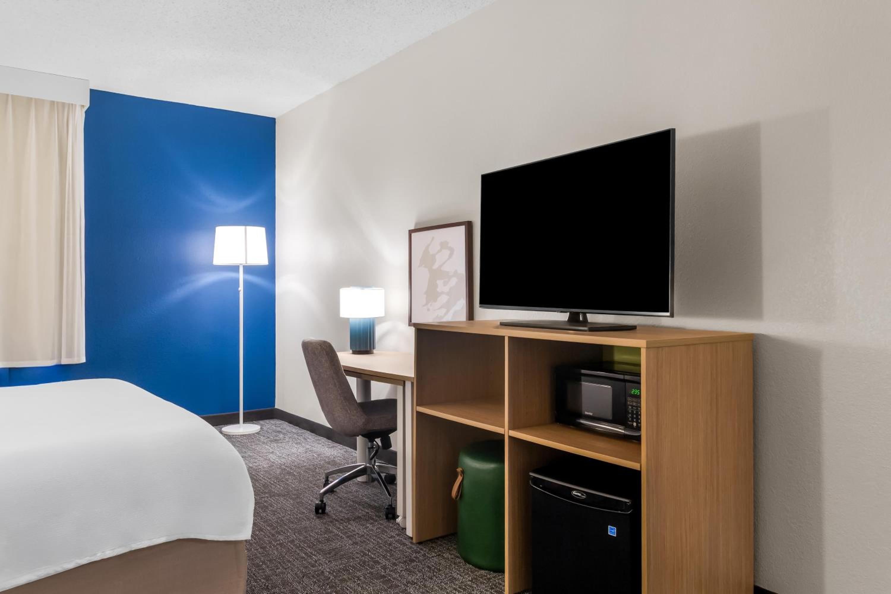 King Room with Sofa Bed and Bathtub - Mobility/Hearing Access - Photo 4