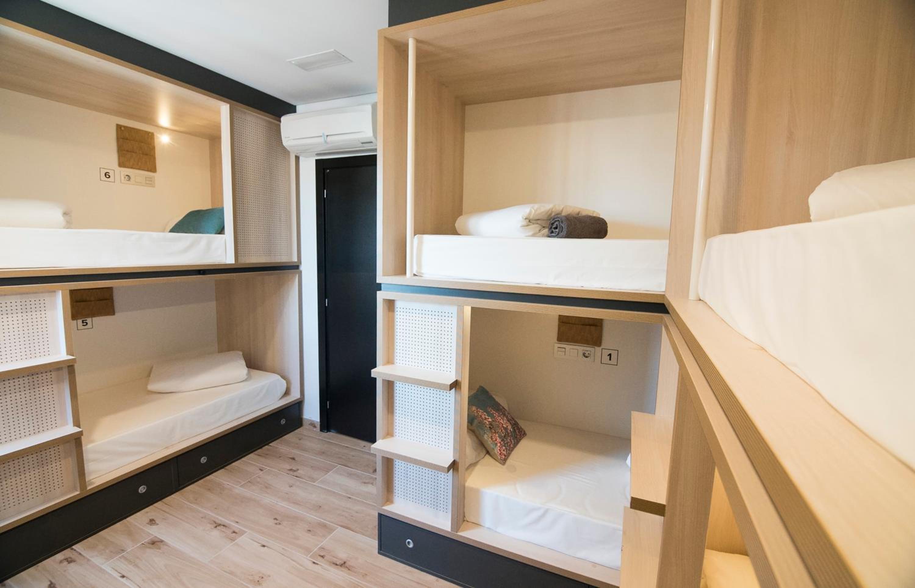 Cama en Habitación Compartida Mixta de 6 Camas con Baño Privado