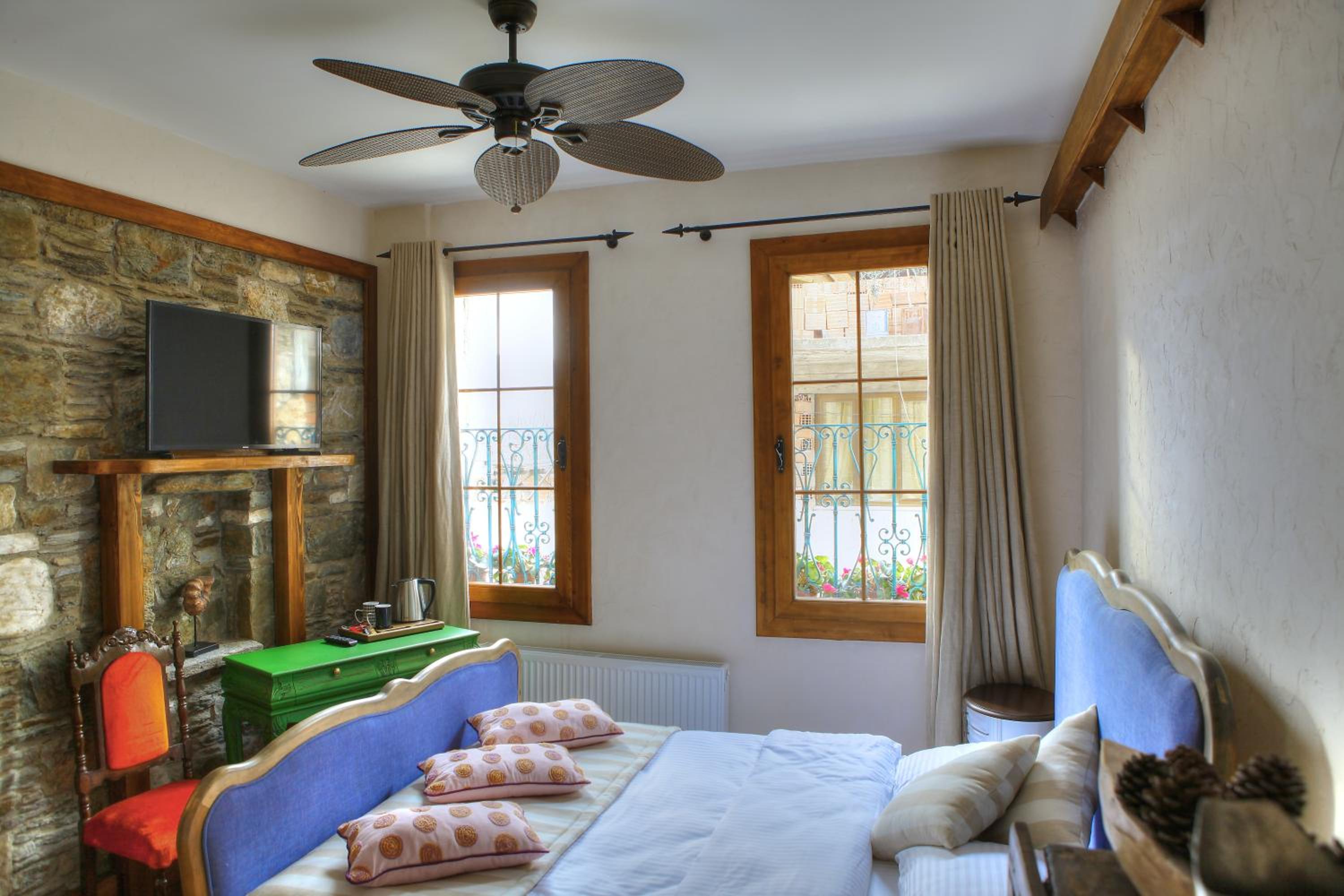 Deluxe Double Room with Bath - Photo 6