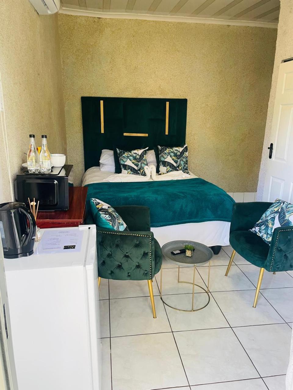 Deluxe Queen Suite photo 1