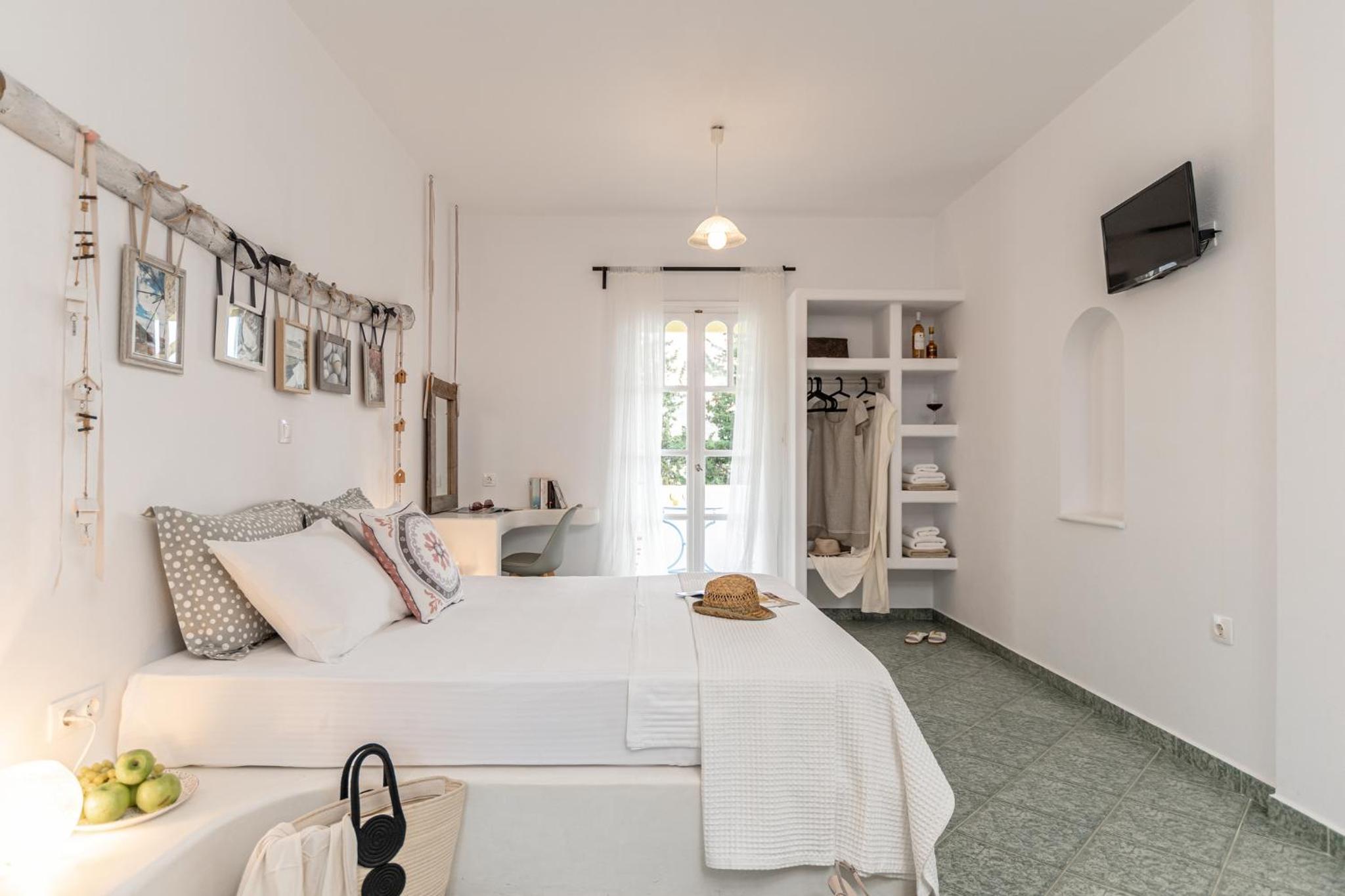 Elegant Studio with Balcony photo 3