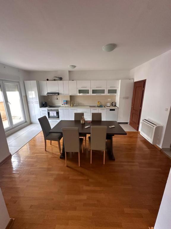Three-Bedroom Apartment photo 1