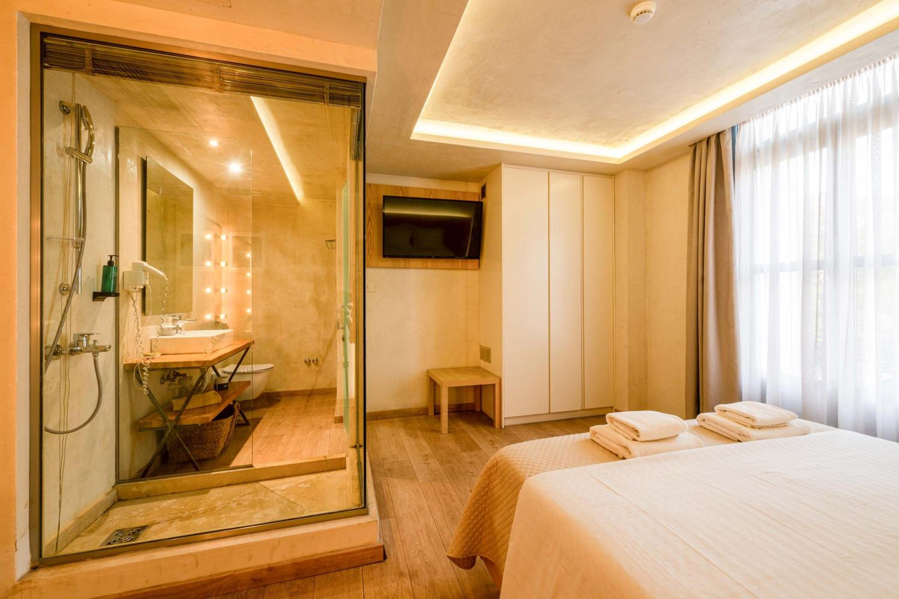 Standard King Room photo 1