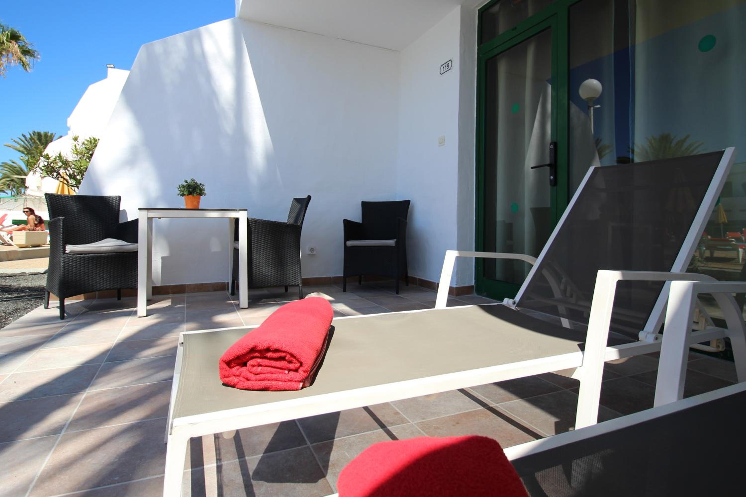 One-Bedroom Apartment with Pool View photo 1