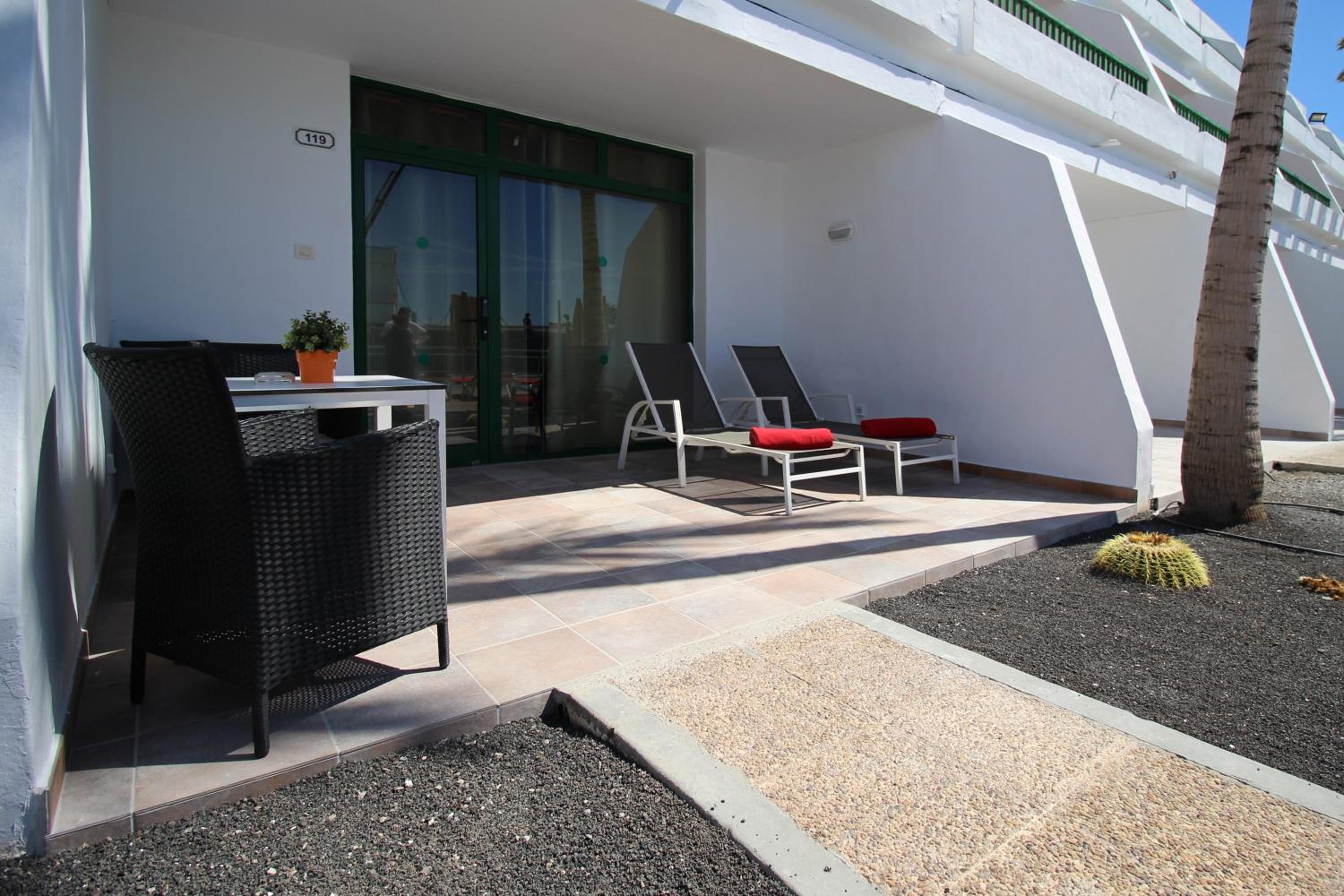 One-Bedroom Apartment with Pool View photo 2