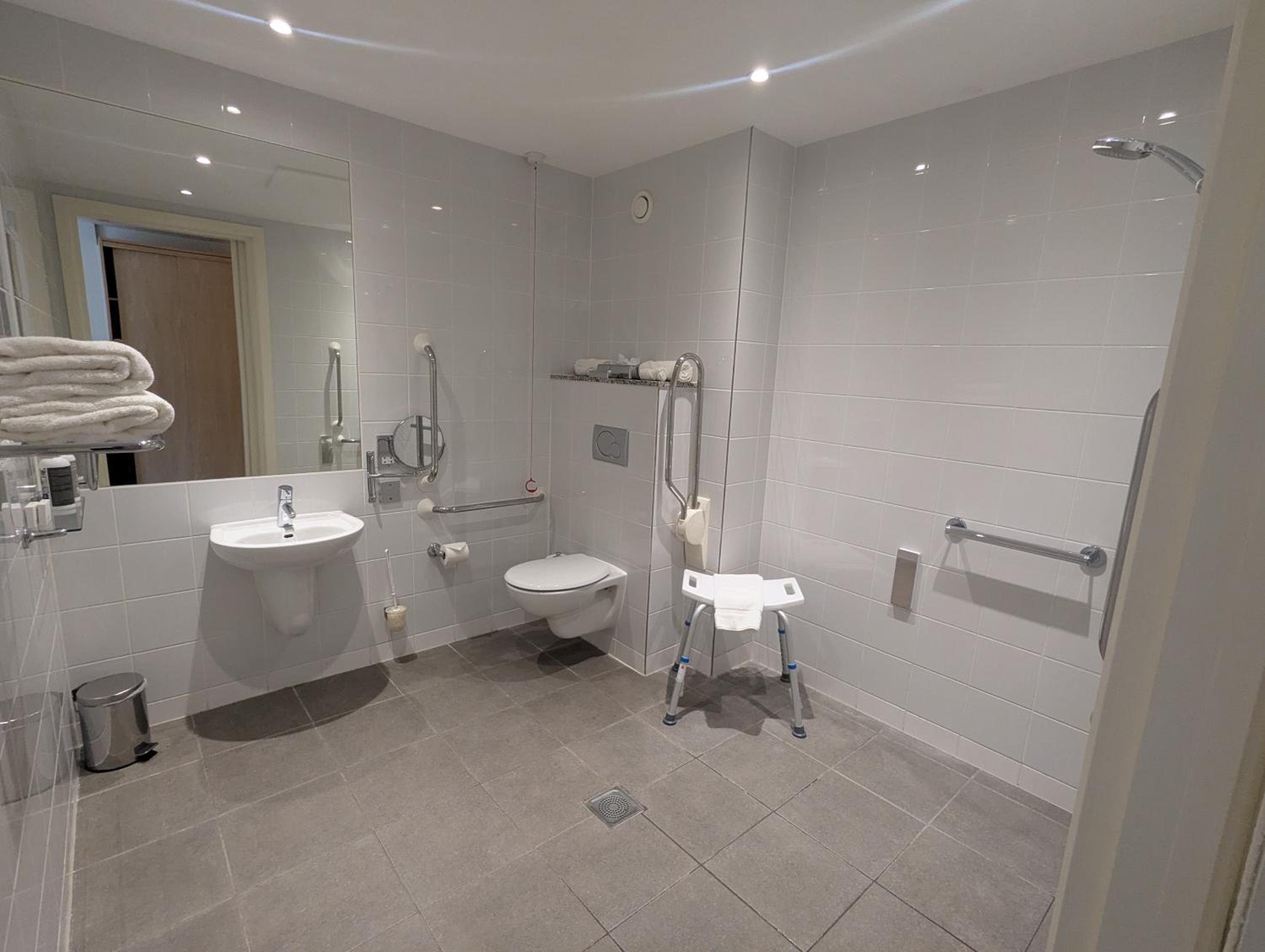 Twin Room - Disability Access photo 2